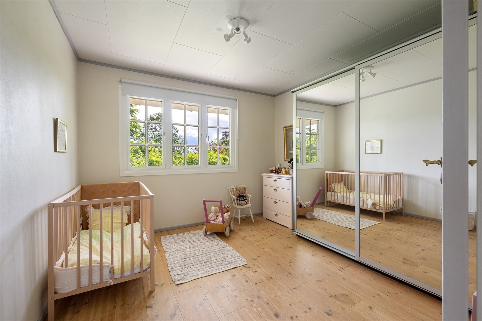 Det andre soveromment i denne etasjen. Rommet har skyvedørsgarderobe med speilfronter. Galleribilde