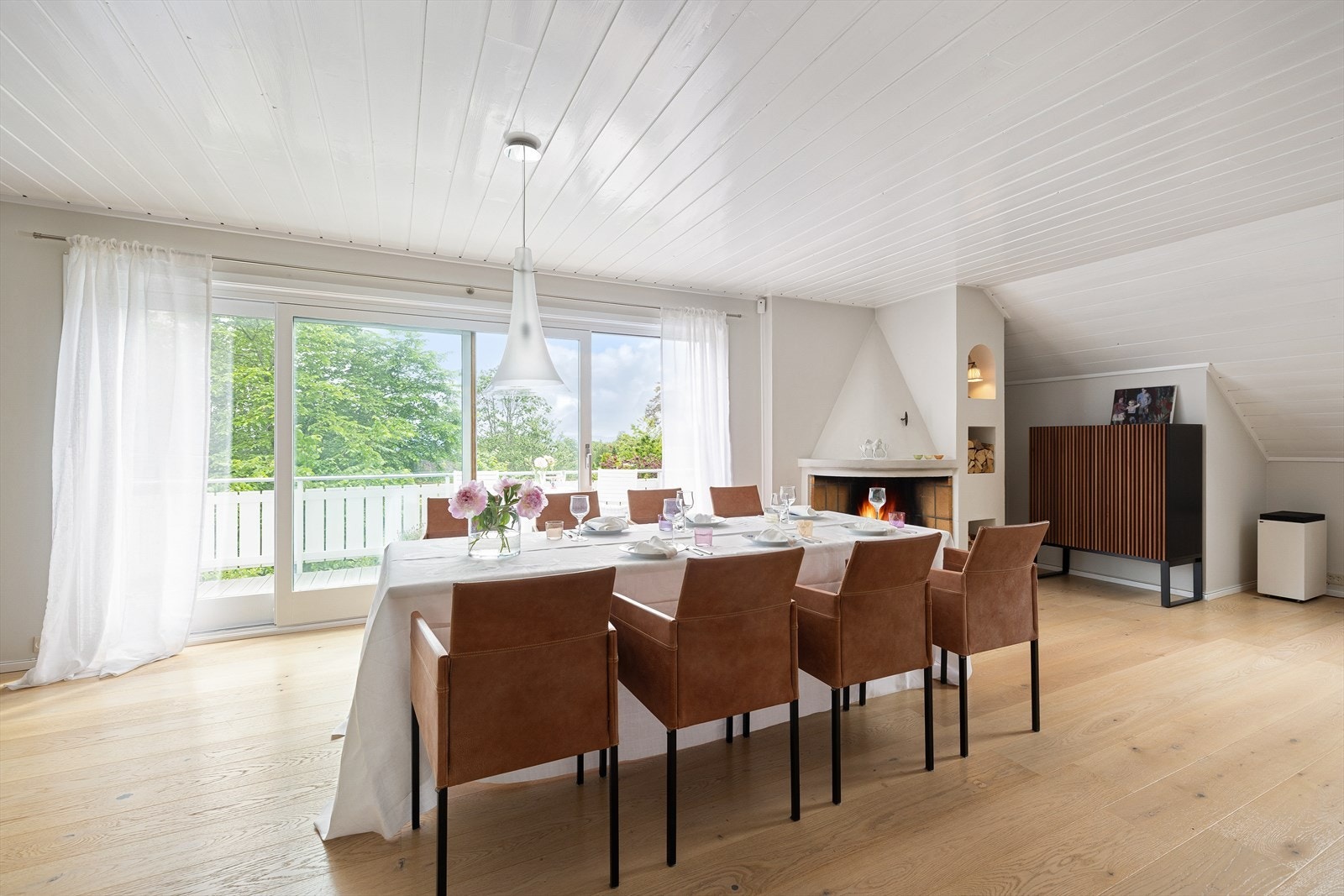 Spisestuen har god plass til langbord for store selskaper. Galleribilde