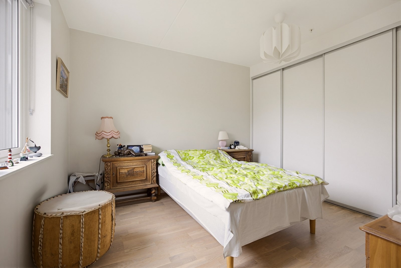 Soverommet har en romslig størrelse og ligger skjermet fra stuen, noe som gir en rolig og behagelig atmosfære. Store vindusflater slipper inn godt med naturlig lys, og rommet har god plass til dobbeltseng samt ytterligere møblering etter behov. Galleribilde