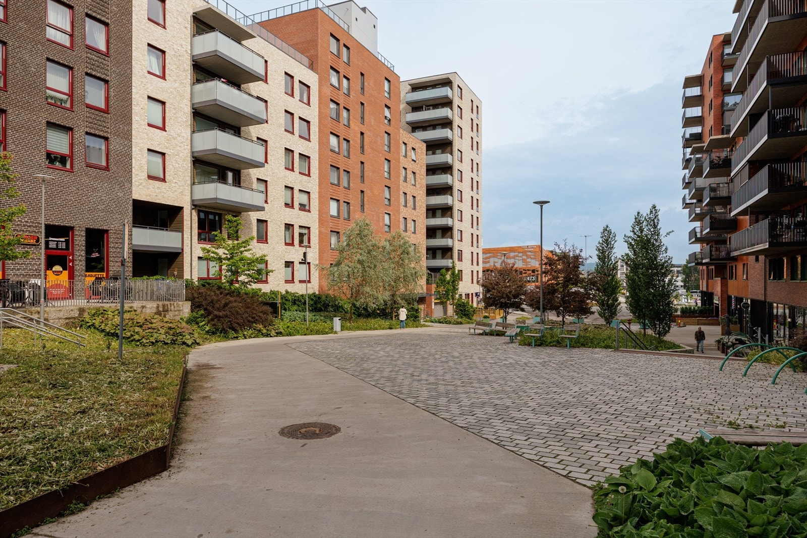 Velkommen til denne moderne leiligheten fra 2022 på Lørenskog! En stor 2-roms med heis, solrik balkong og utsikt mot grøntområde - skjermet med lite innsyn. Galleribilde