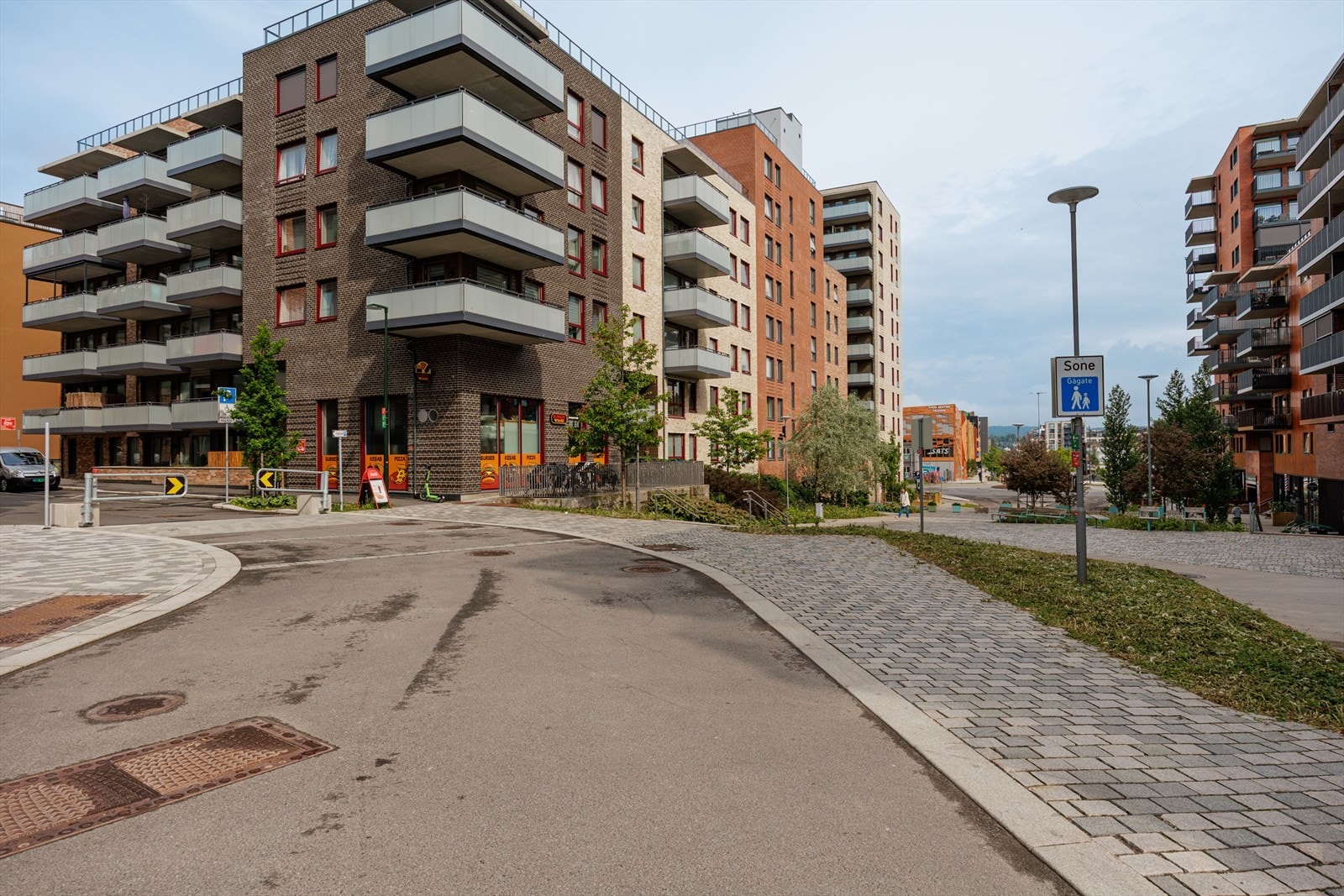 Det gjennomførte uteanlegget gir området et moderne og tiltalende preg, og bidrar til en lun og hyggelig atmosfære året rundt. Galleribilde