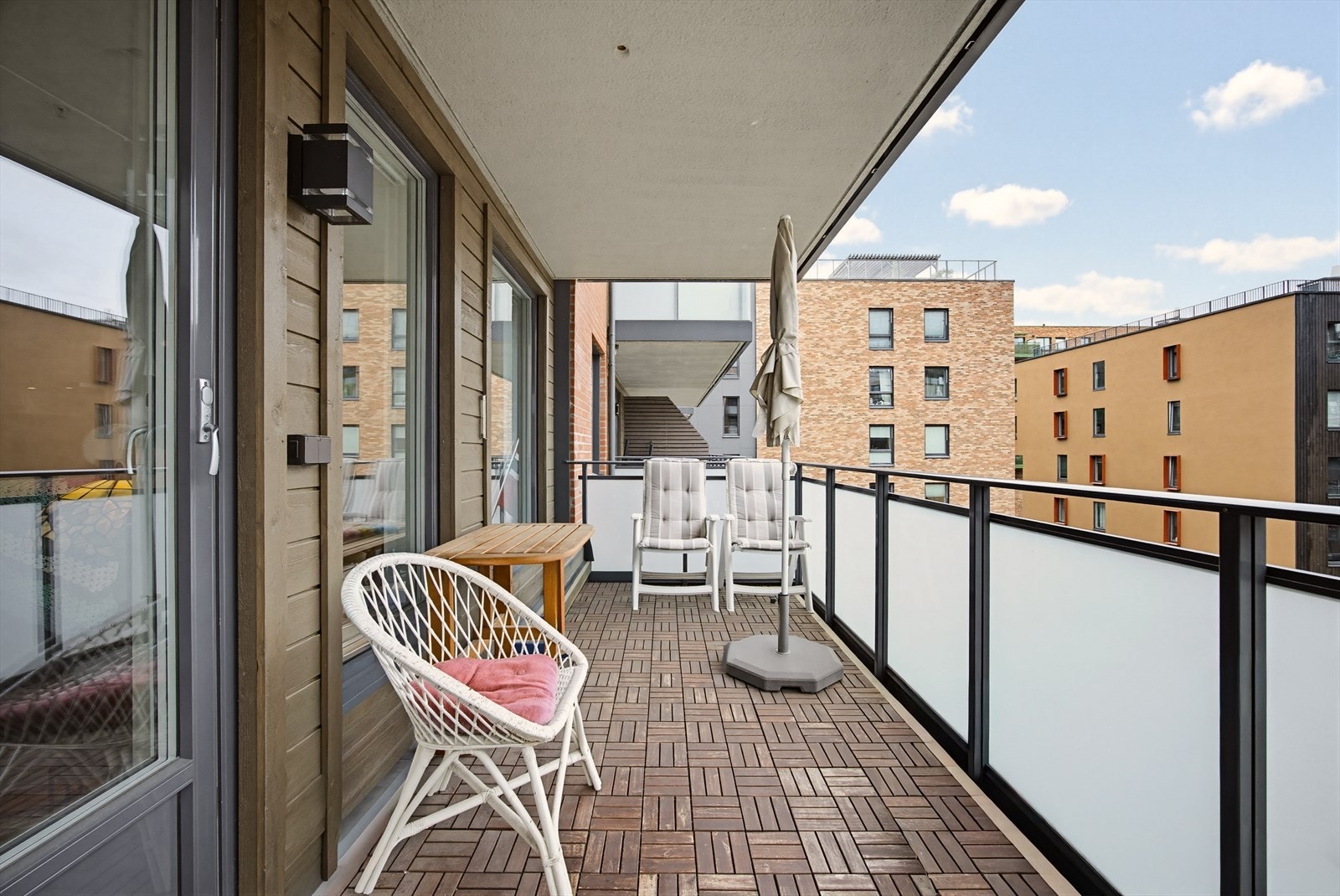 Her kan du nyte rolige morgener med kaffekoppen, invitere venner og familie til hyggelige grillkvelder eller slappe av i solen med utsikt mot grønne omgivelser. Galleribilde