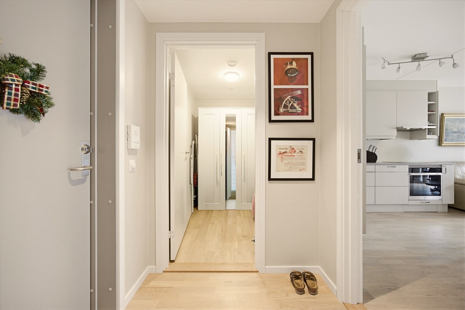 Fra gangen er det adkomst til både badet og en praktisk bod, noe som bidrar til en funksjonell og gjennomtenkt planløsning. Galleribilde