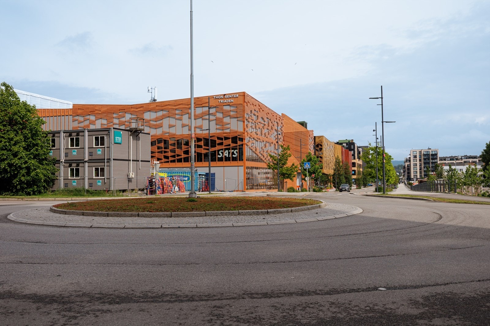 Hverdagslogistikken er enkel med gangavstand til alt du trenger. Triaden Lørenskog Storsenter, med sitt brede utvalg av butikker, spisesteder og tjenester, ligger kun noen få minutter unna. Galleribilde