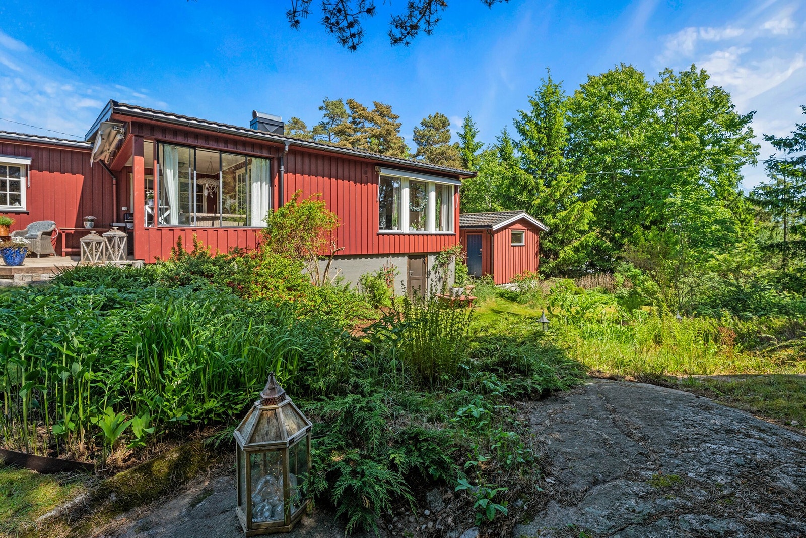 På baksiden av huset er det gode muligheter for å slappe i sommersesongen. Galleribilde