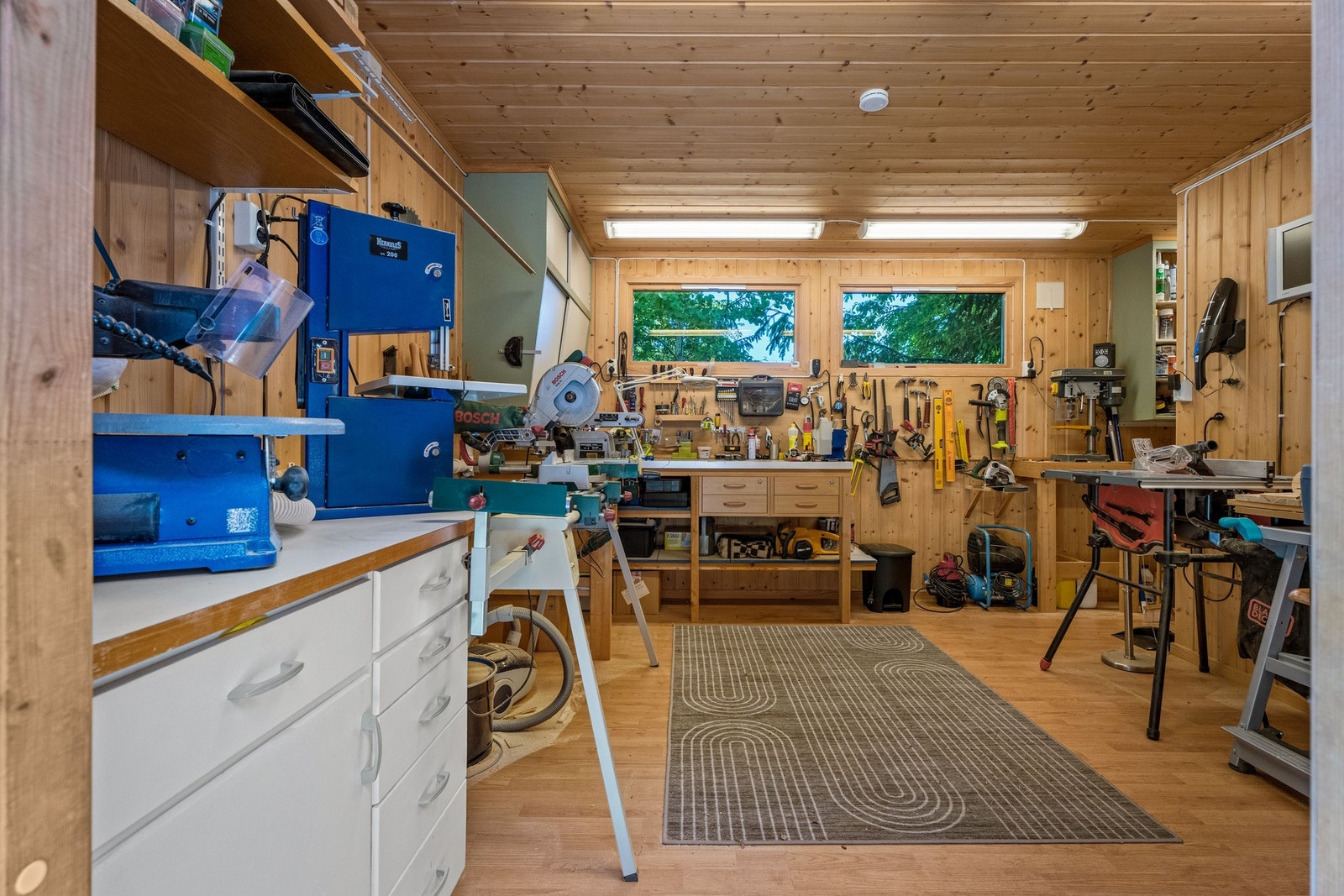 Gode arbeidsforhold og masse oppbevaringsplass. Galleribilde