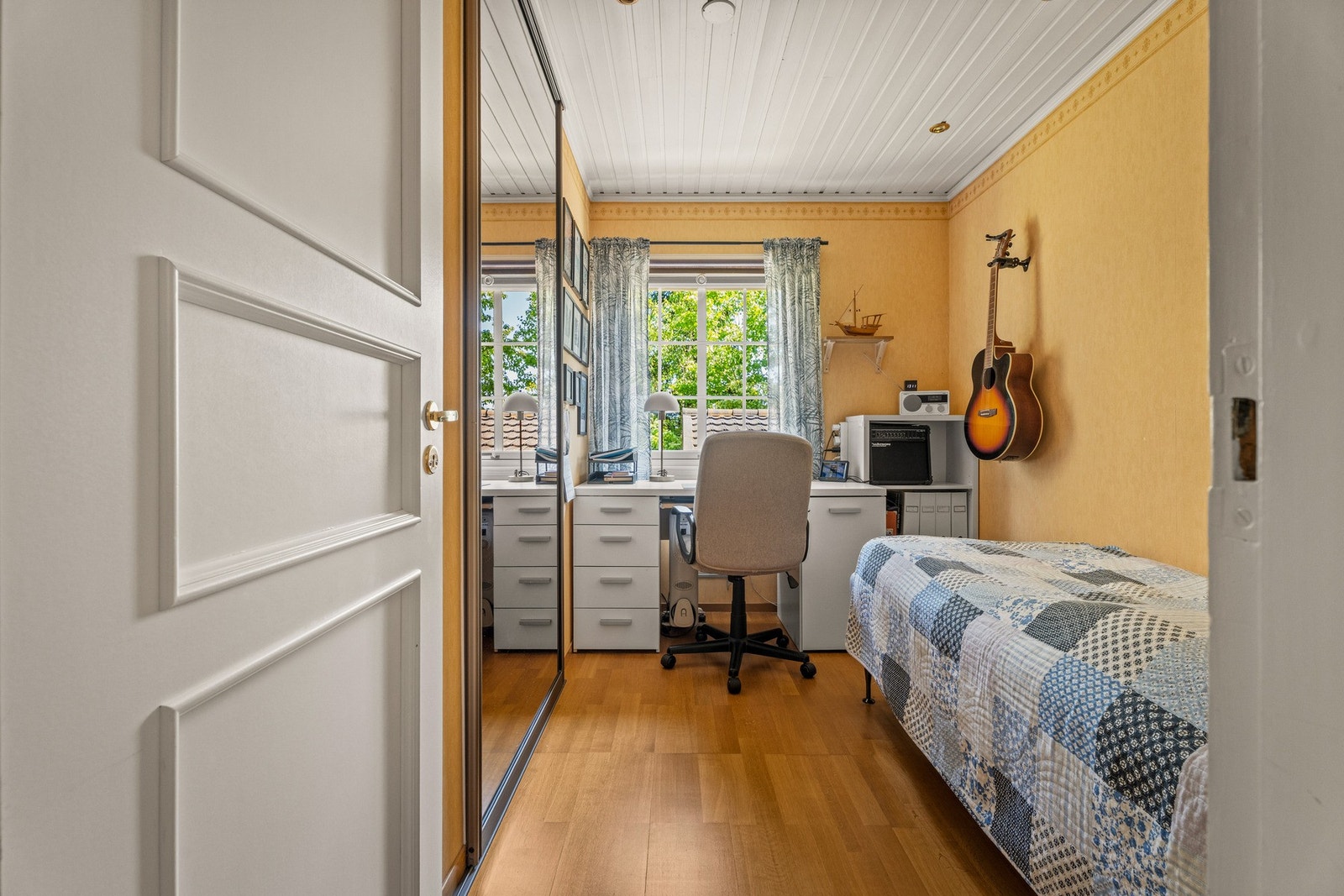 Ekstra soverom på 7 kvm. Perfekt til barnerom, med skyvedørsgarderobe. Galleribilde