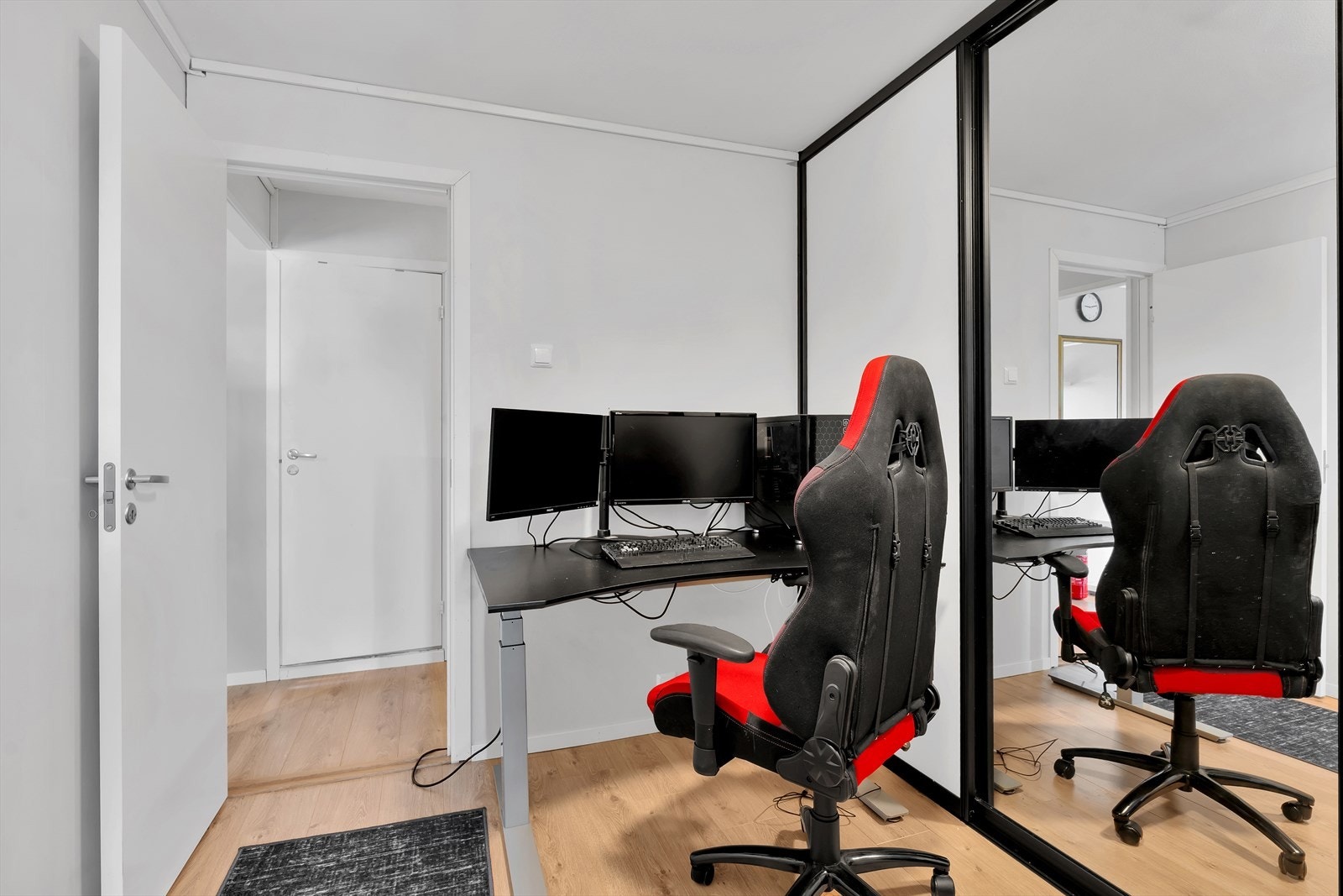 Det er etablert et ekstra disponibelt rom mellom soverommet og gangen som har flere bruksmuligheter Galleribilde