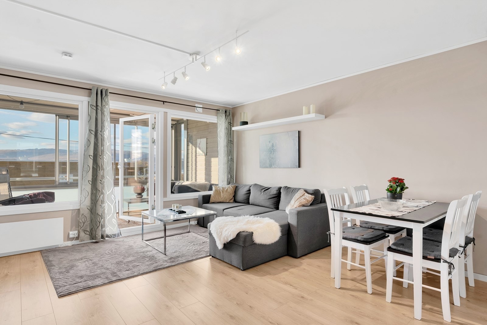 Velkommen til Granittvegen 10, em moderne, romslig og fin 2-roms med inglasset balkong og parkering! Galleribilde