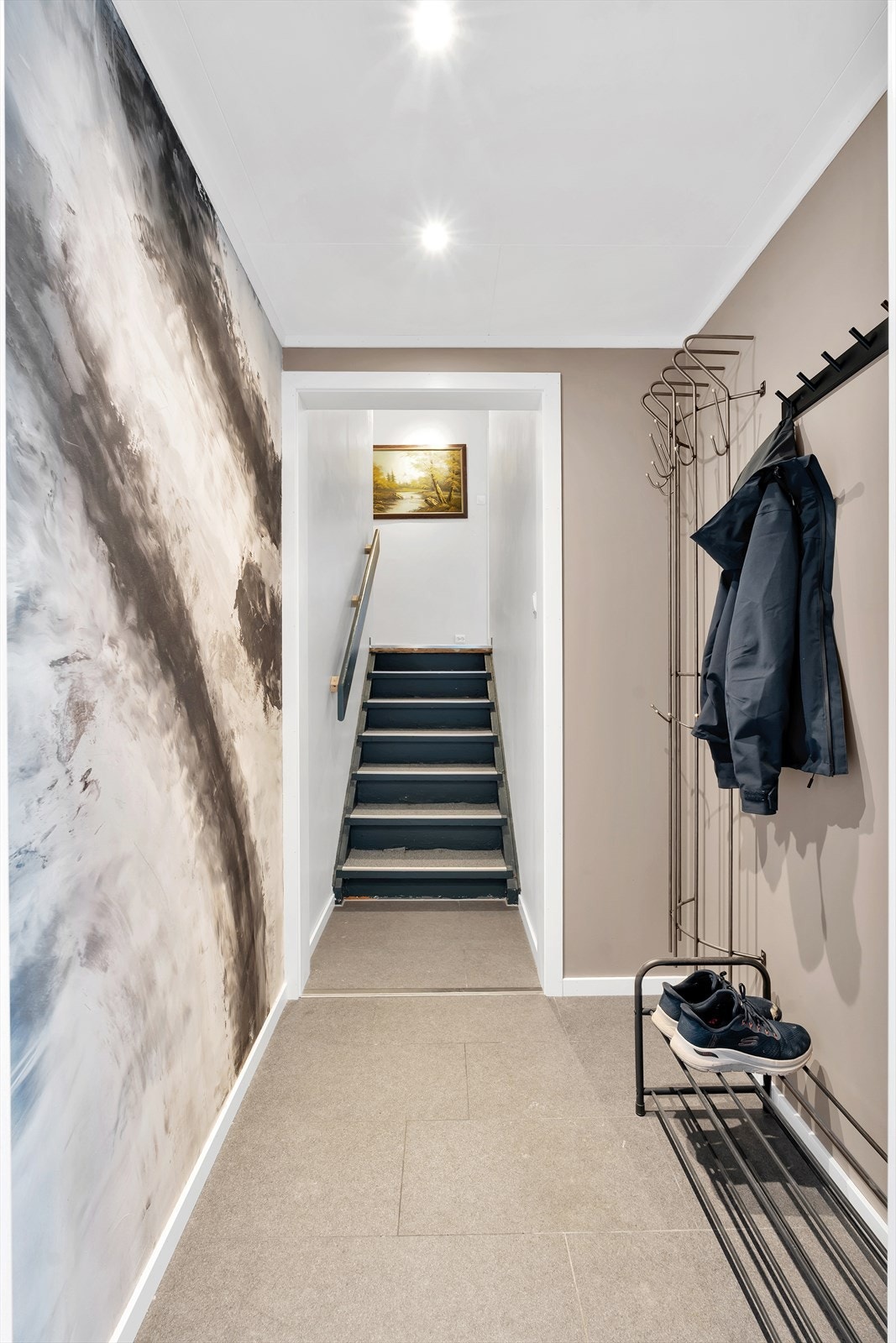 Velkommen inn til flislagt gulv med varme og plass til å henge i fra seg klær og sko Galleribilde