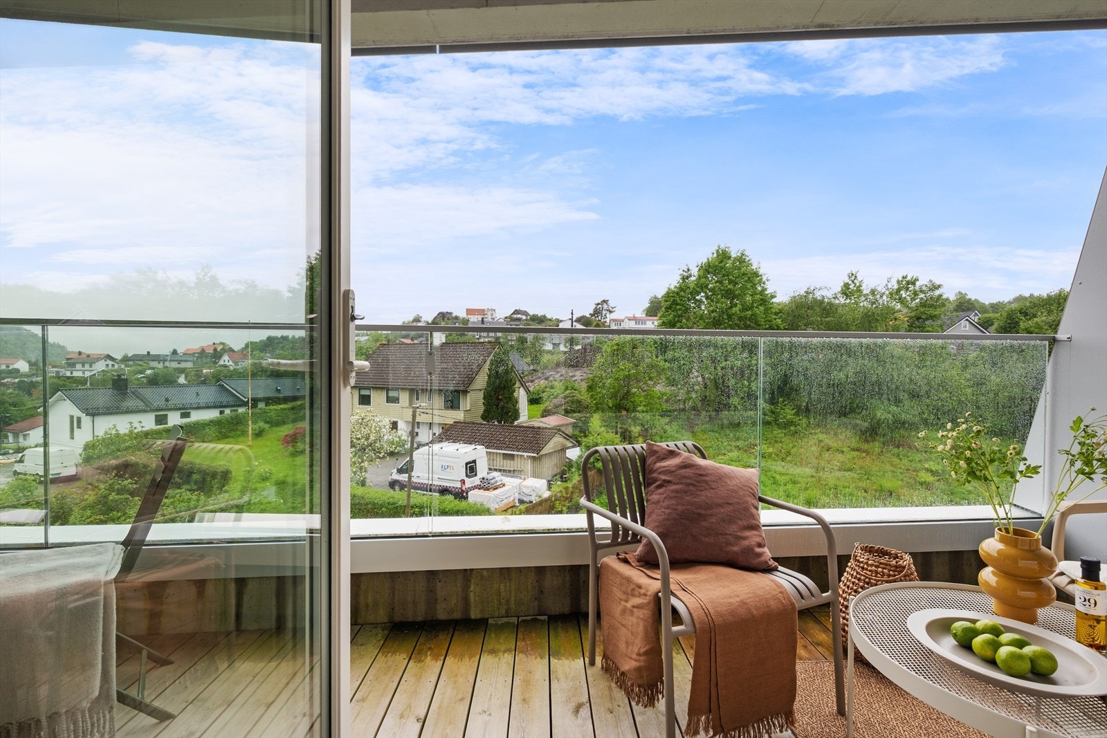 Stuen utvides ut her på varme sommerdager! Galleribilde