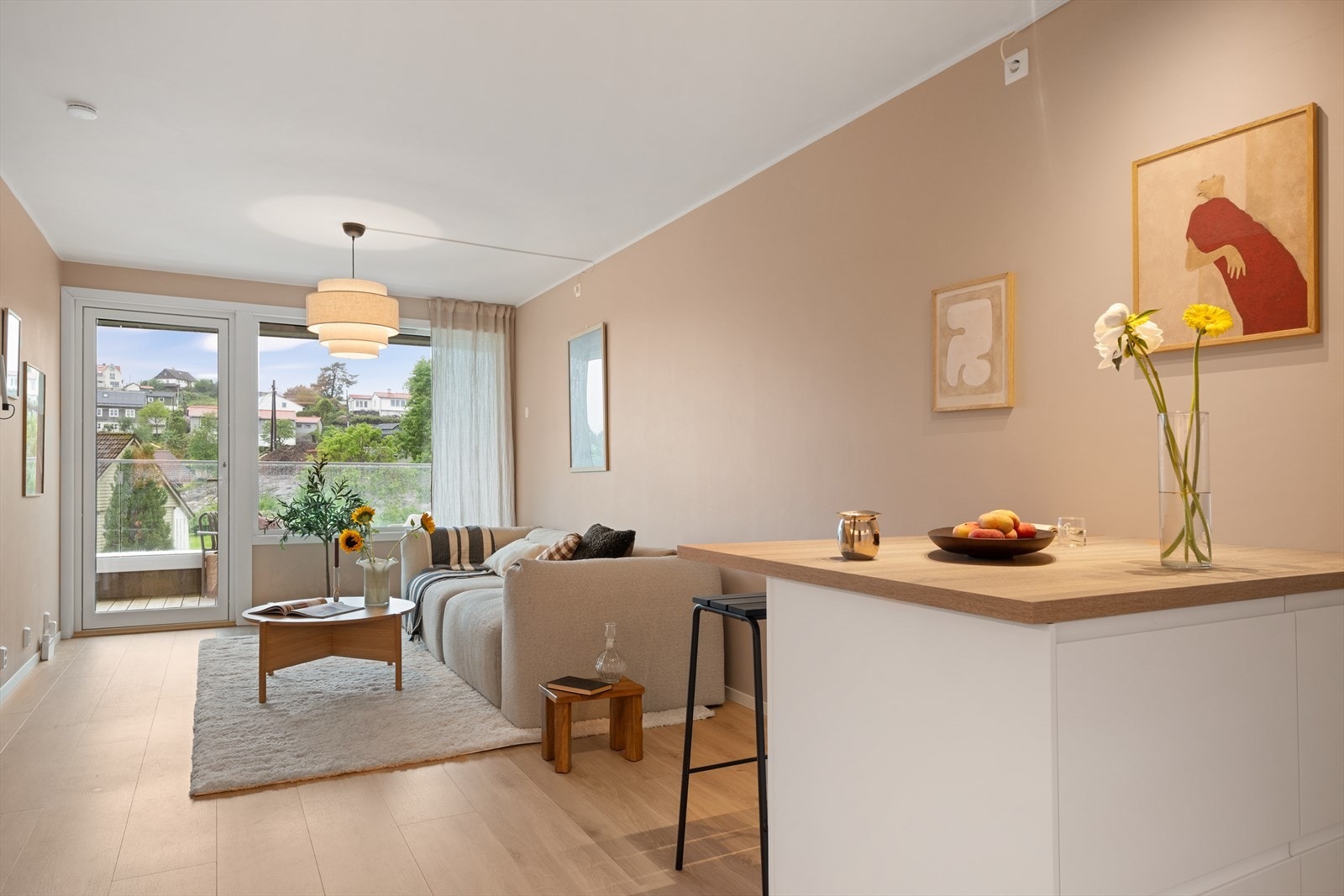 En innbydende, lys og koselig toppleilighet i populært borettslag på Nesttun med fast parkeringsplass! Galleribilde