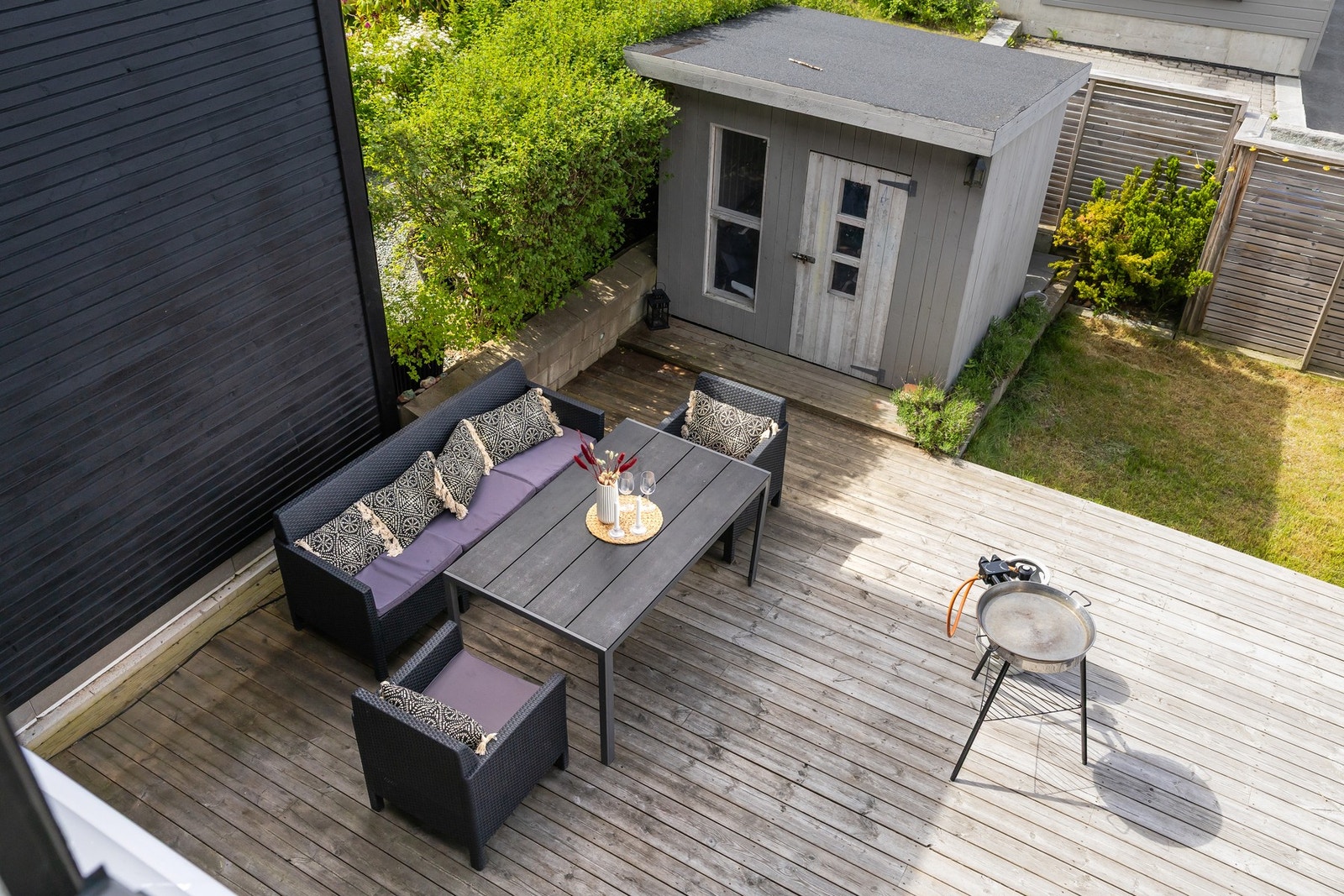 Markterrassen på framsiden gir gode muligheter for etablering av både loungeavdeling og spiseareal, noe som legger grunnlaget for trivelige sommerkvelder. Galleribilde