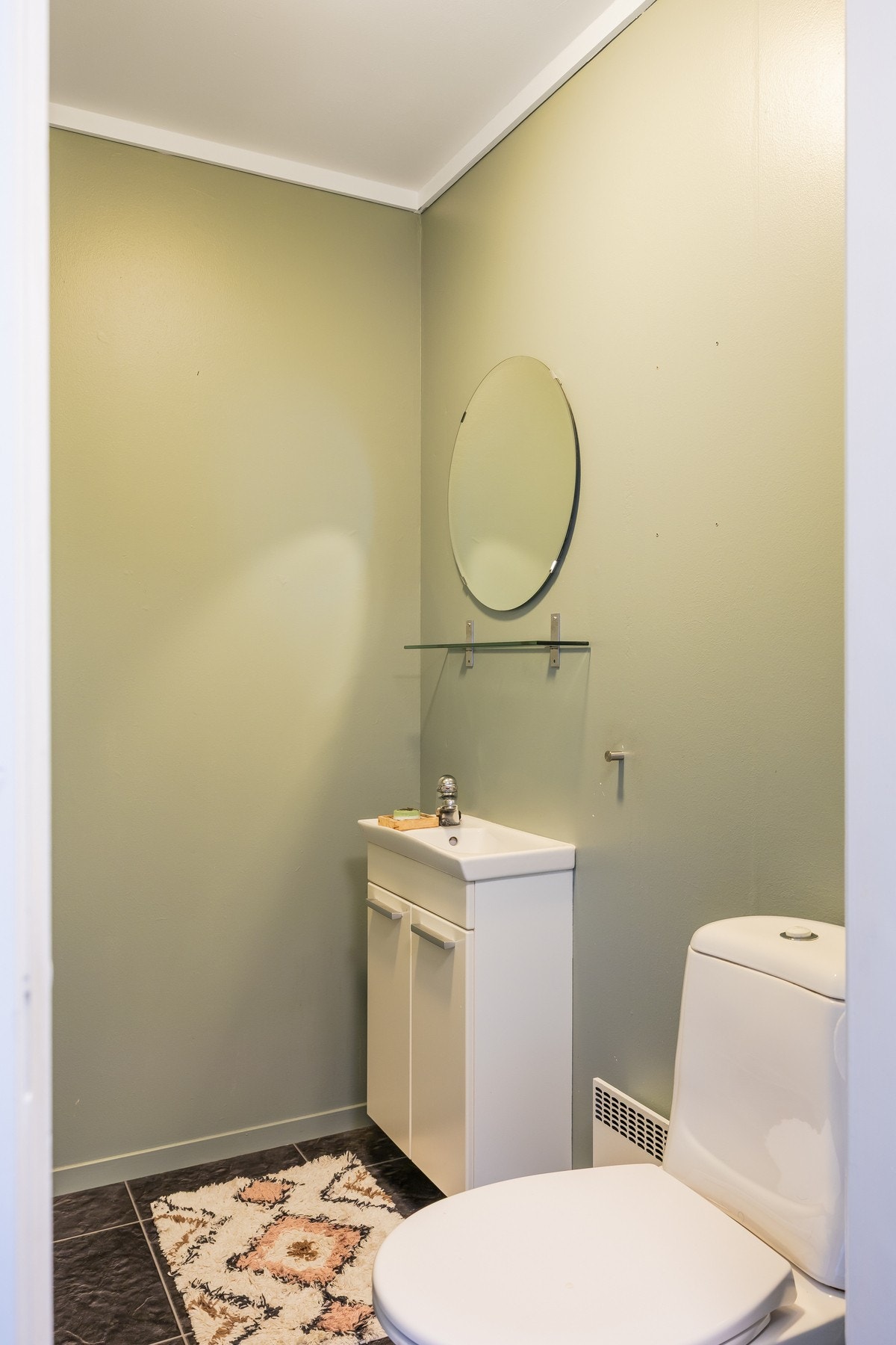 Separat toalettrom på ca. 2 kvm vegg i vegg med badet i 2. etasje. Galleribilde