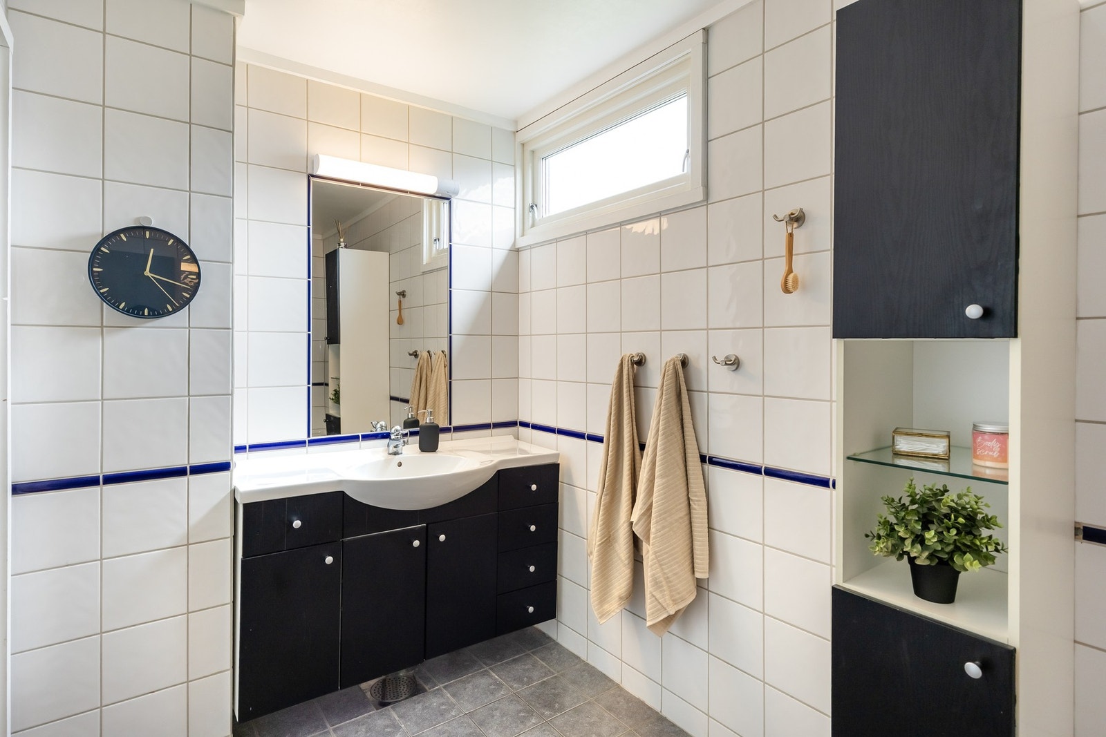Flislagt baderom i 2. etasje med badekar, servant og romslig baderomsinnredning. Galleribilde
