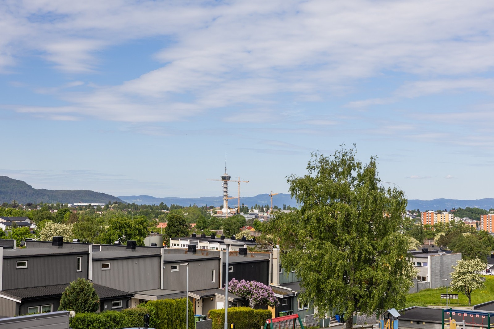 God tilgang på både handels- og friluftstilbud med dagligvare innen 5 min gange og kort vei til Moholt og Tungasletta. Estenstadmarka like ved med tilknytning via skispor og gangveier som passerer boligfeltet. Galleribilde