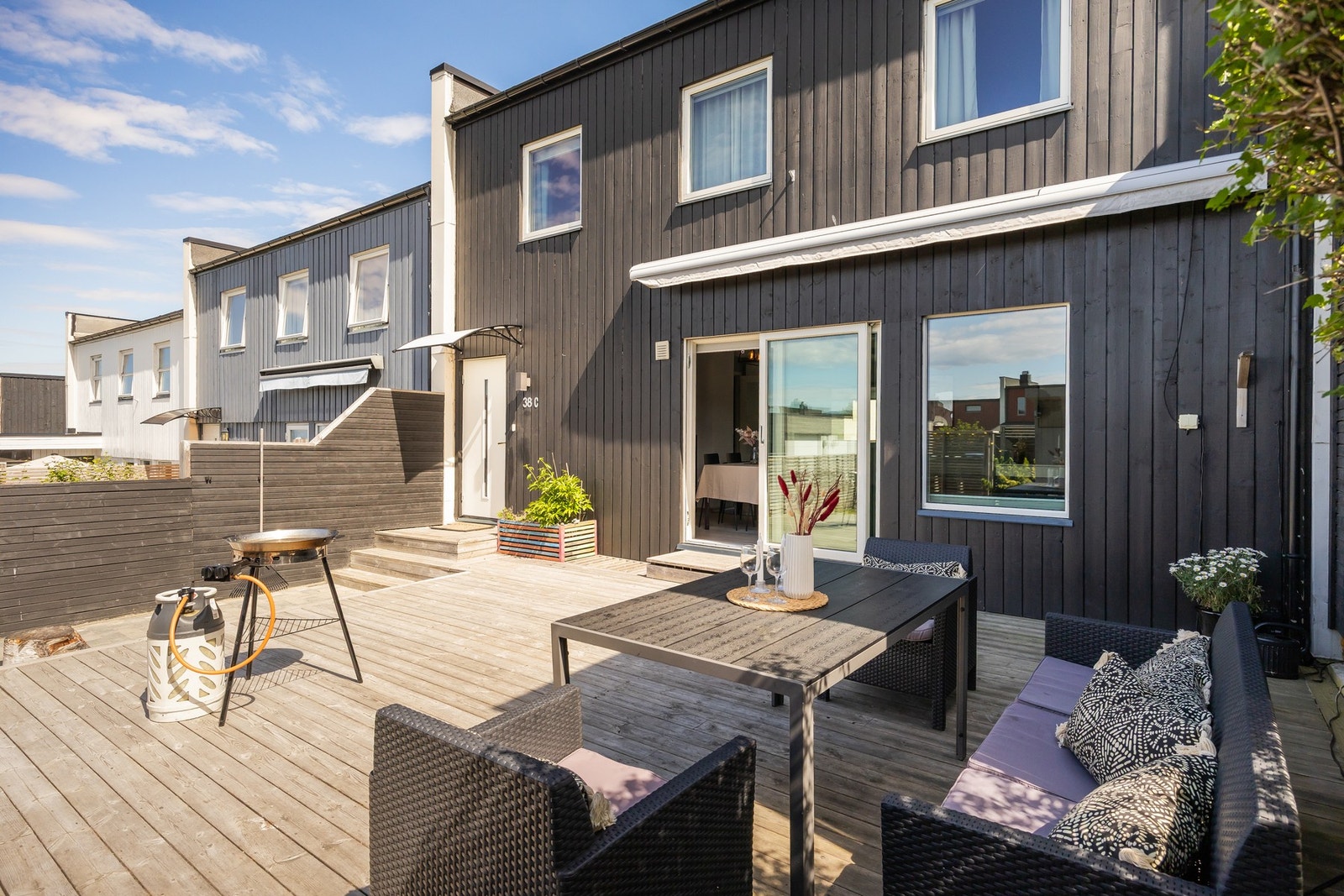 Her har man gode solforhold fra morgen til solnedgang på sommerstid, med terrasse både på fremsiden og baksiden av huset. Galleribilde