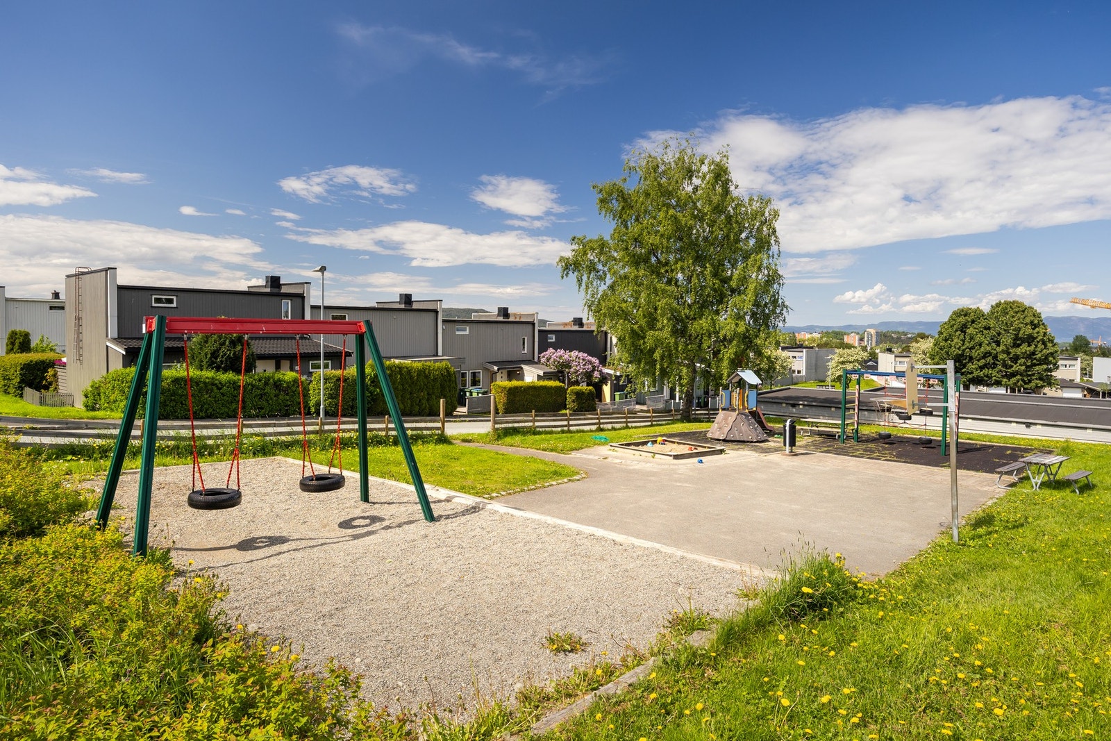 Ekstremt barnevennlig felt med flere lekeplasser i fellesarealene rundet eiendommene. Galleribilde