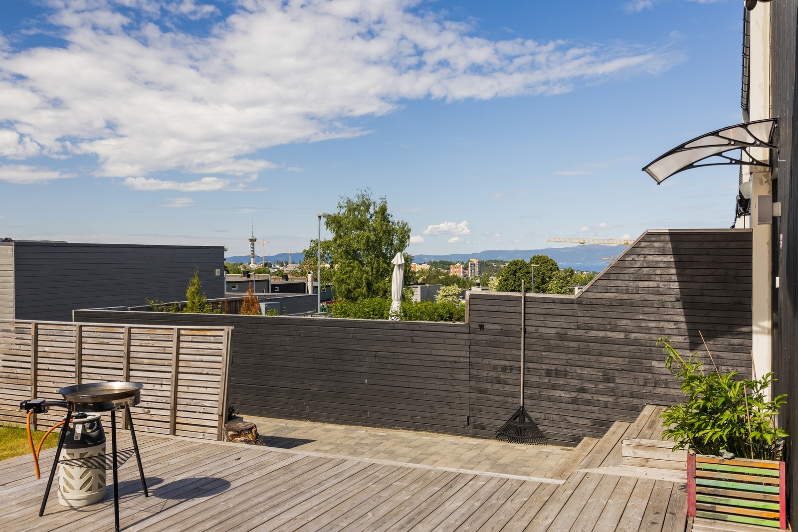 Terrassene ble etablert i perioden 2013-15 og fremstår i en tidsriktig stil. Kledning og vindu ble skiftet i 2017 på denne siden av huset, og det ble etablert heve-/skyvedør i 2022. Galleribilde