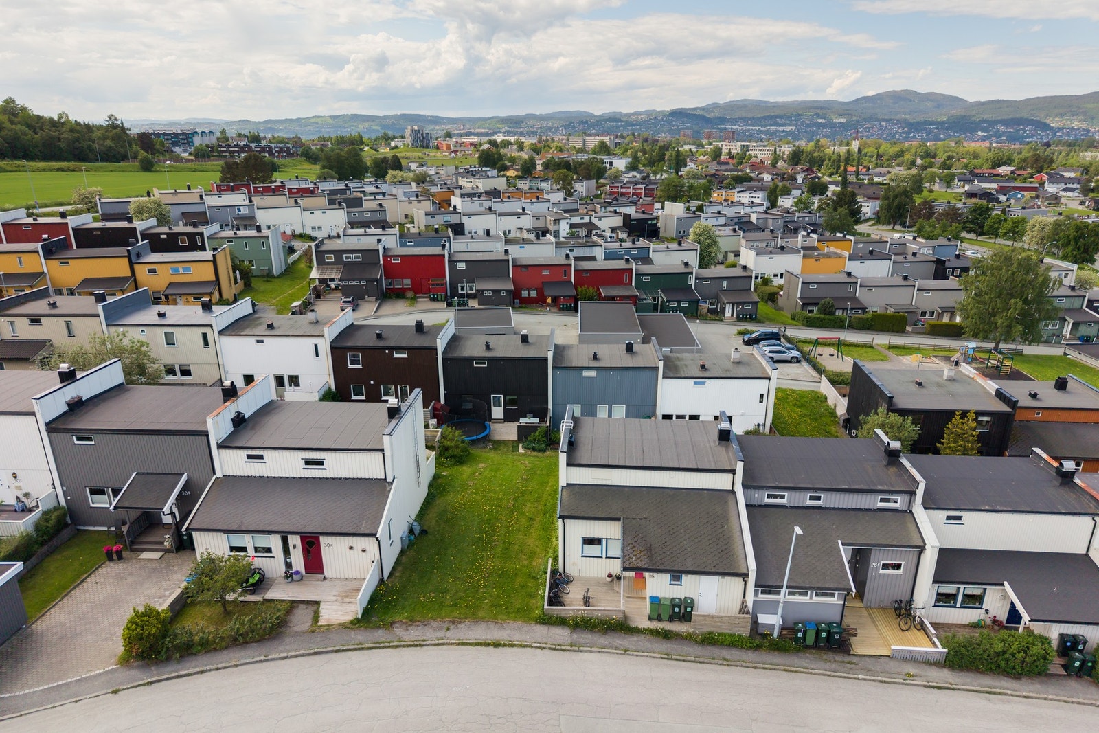 Flere barnehager i området samt Åsvang barneskole innen ca. 5 min gange. Galleribilde