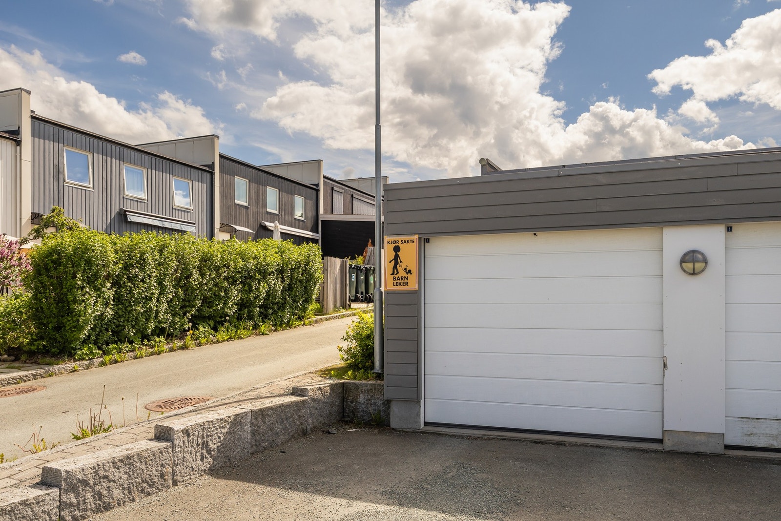 Egen garasjeplass i rekke like ved medfølger boligen. Galleribilde