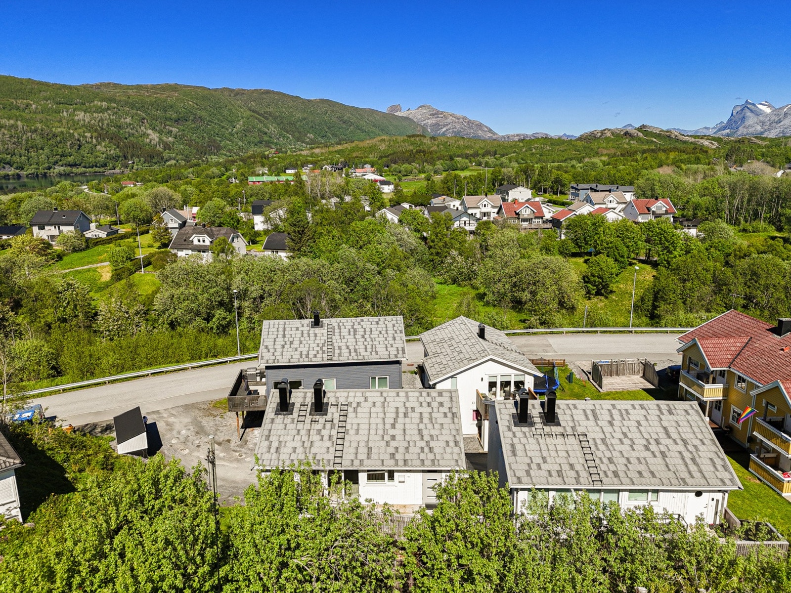 Området har kort og trygg vei til Tverlandet barneskole (1-10 trinn) og Løding barnehage. Galleribilde