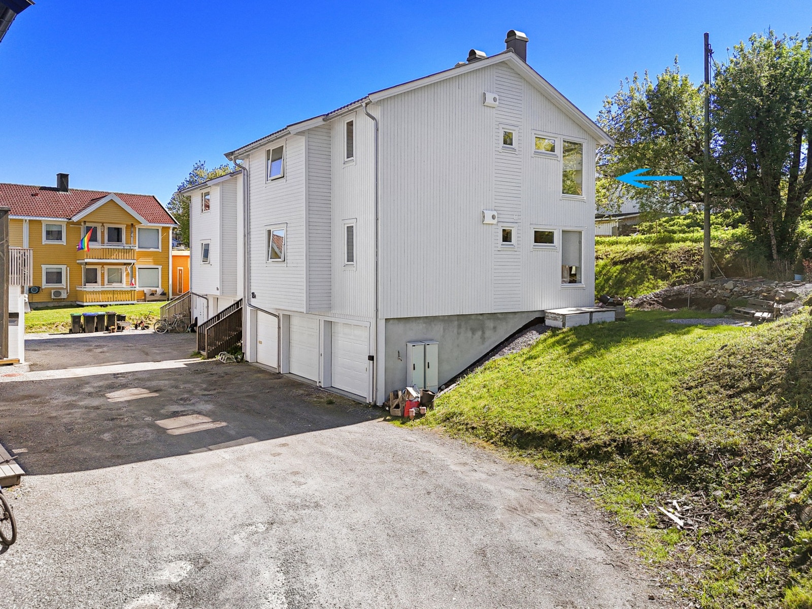 Leilighet fra 2019 i toppetasjen av en horisontaldelt tomannsbolig. Til eiendommen hører egen garasjeplass med bod i underetasjen. Galleribilde