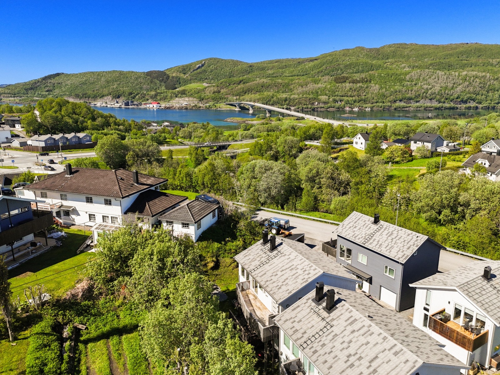 Fra eiendommen er det kort gangavstand til Tverlandet stasjon, med hyppige tog- og bussavganger til Bodø sentrum. Galleribilde