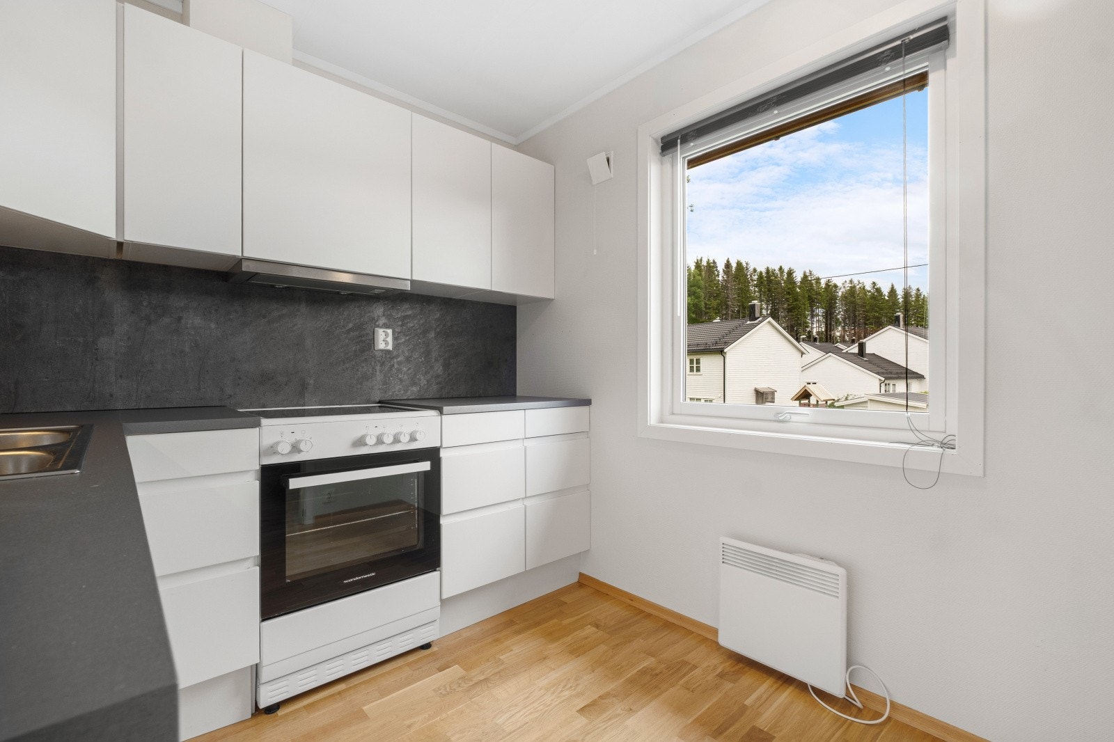 Det er godt med både skap- og benkeplass, noe som gir gode arbeidsforhold og rikelig med oppbevaringsmuligheter. Galleribilde