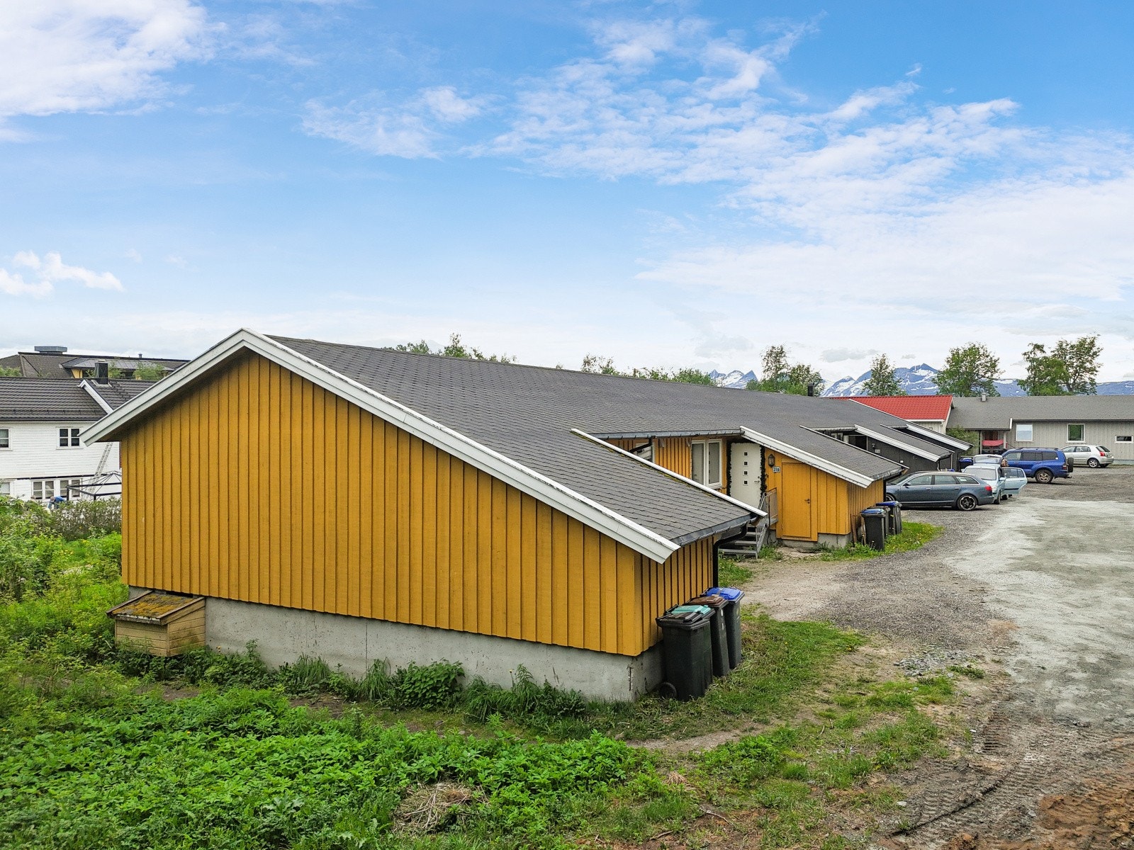 Parkering på felles, gruset areal. Galleribilde
