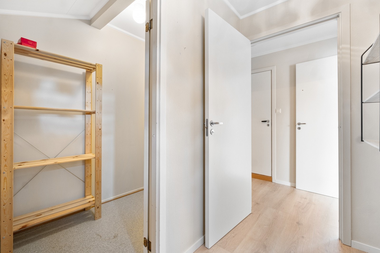 Leiligheten har en innvendig bod for ekstra oppbevaring, i tillegg til en utebod ved inngangen. Galleribilde