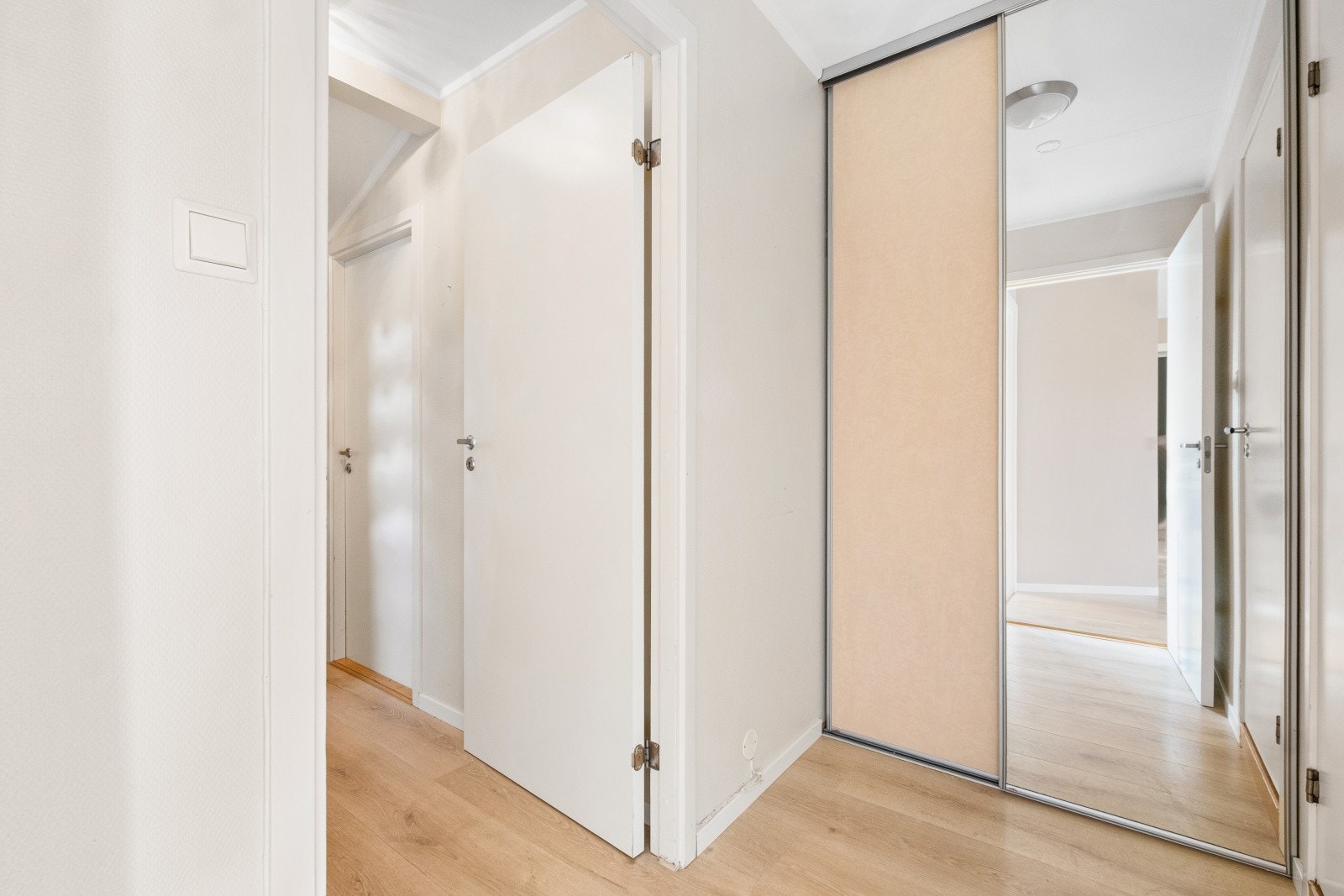 Gangen binder sammen rommene i leiligheten. Galleribilde