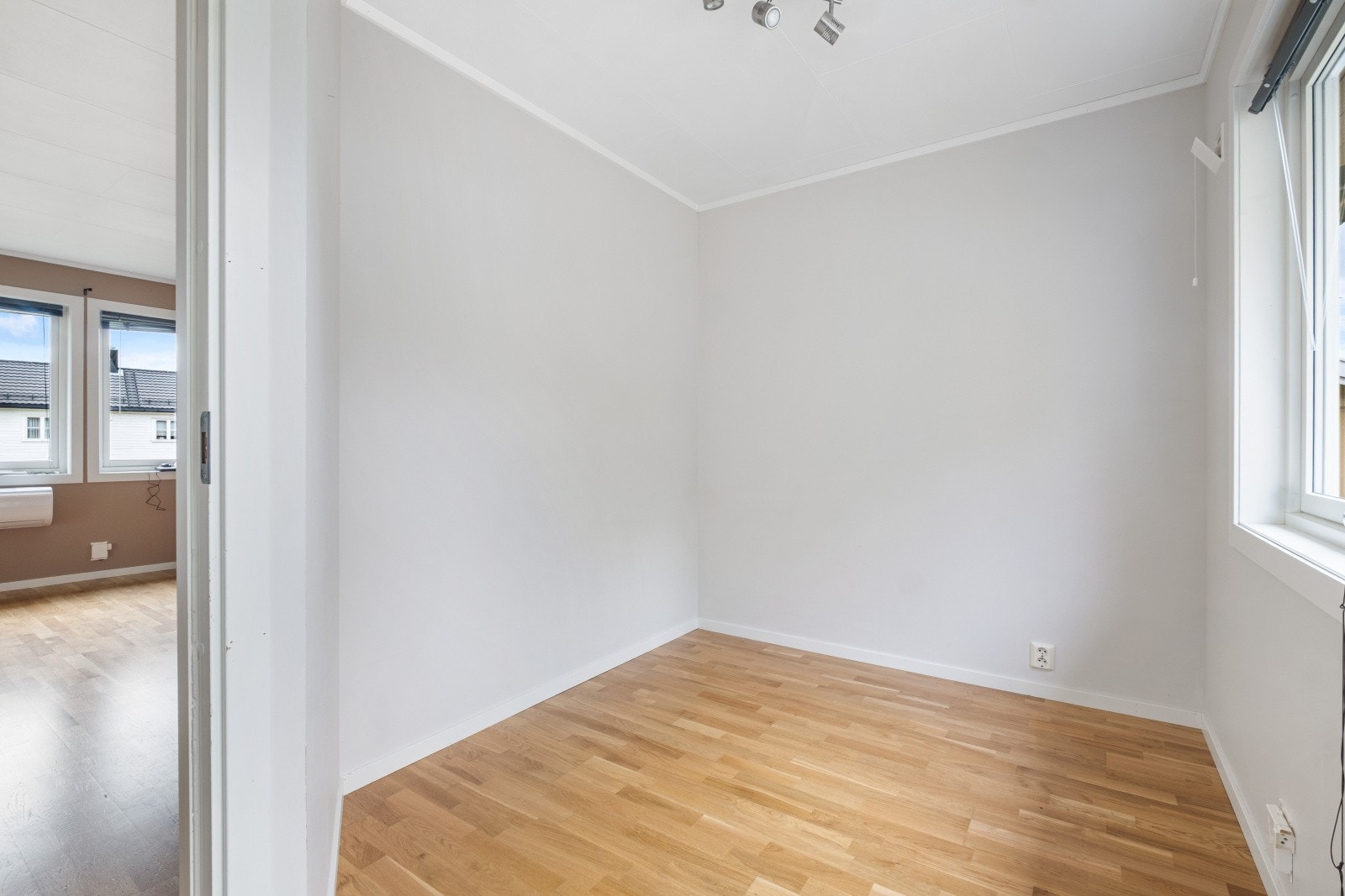Det ene soverommet er etablert ved å avdele en del av stuen, en smart utnyttelse av arealet. Galleribilde