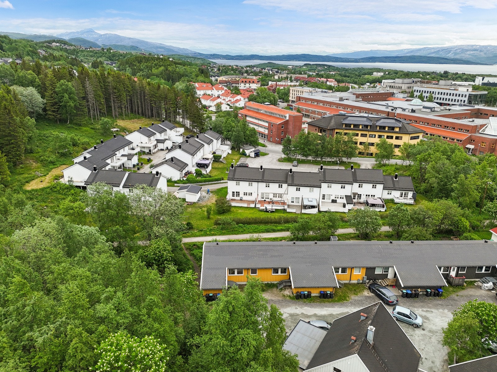 Eiendommen ligger i et veletablert område med nærhet til blant annet Hunstadsenteret og Nord universitet. Galleribilde