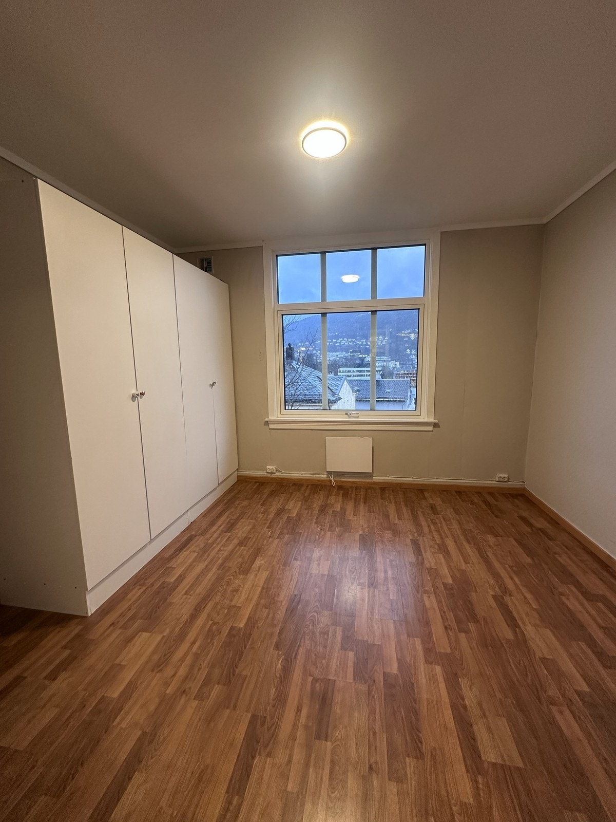 Soverom - Plass til seng og garderobe Galleribilde