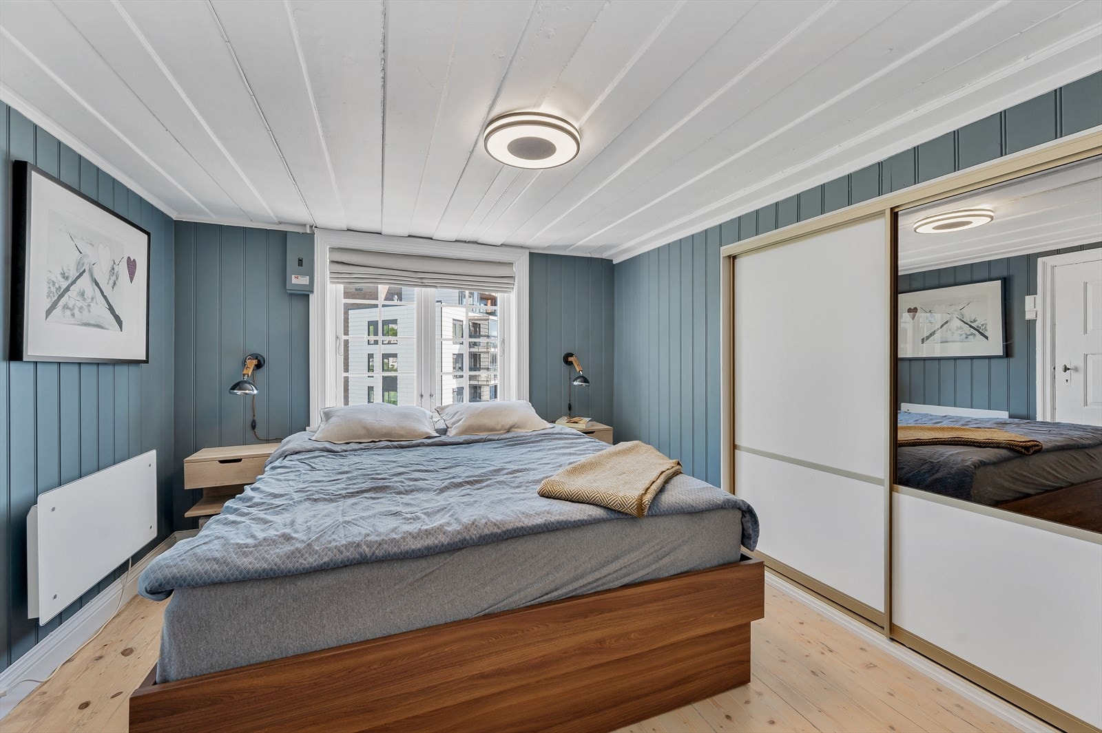 Hovedsoverommet har plass til dobbeltseng og garderobeløsning. Galleribilde