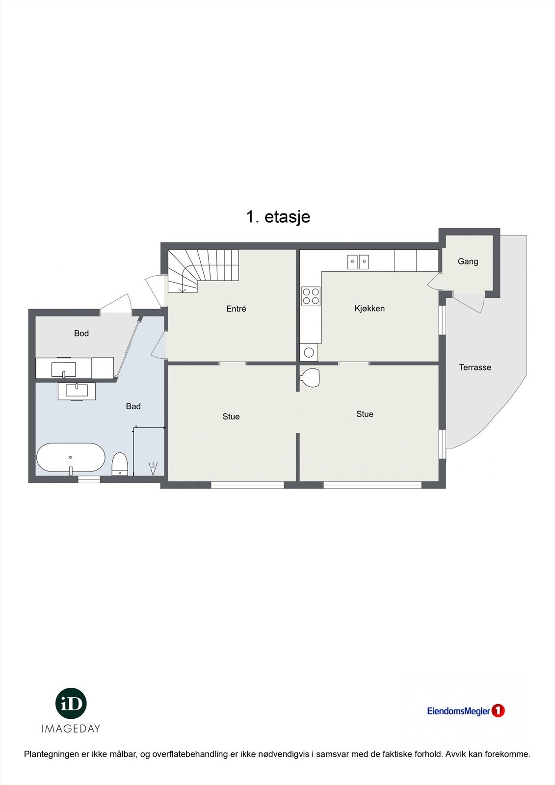 Første etasje har en sosial sone med to stuer, kjøkken og et påkostet bad. Fra kjøkkenet er det utgang til en veranda på 12 m². Galleribilde