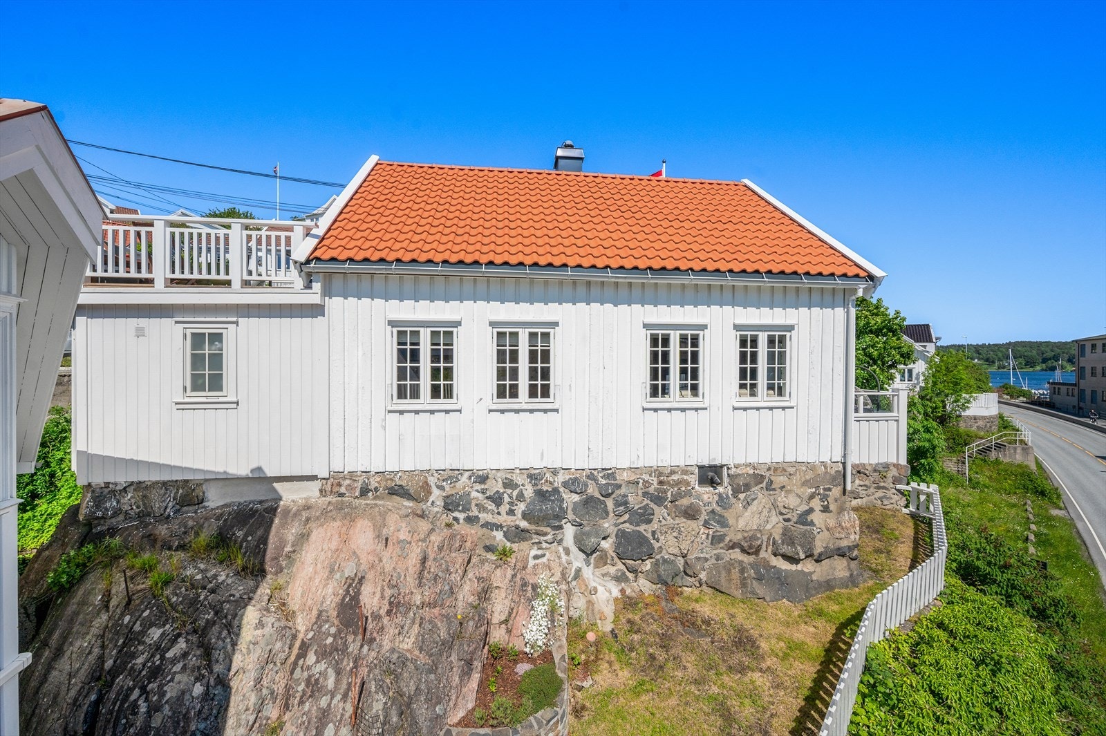 Eiendommen ligger sentrumsnært, med kort vei til Barbu park og en hyggelig spasertur langs brygga til sentrum. Galleribilde