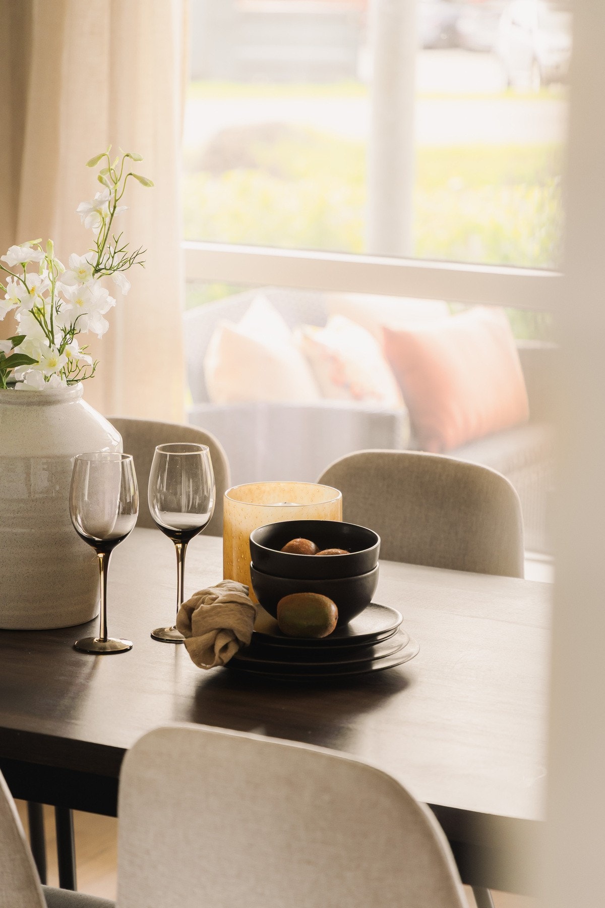 Store vindusflater sørger for rikelig med naturlig lysinnslipp og gir rommet en lys og luftig følelse. Galleribilde