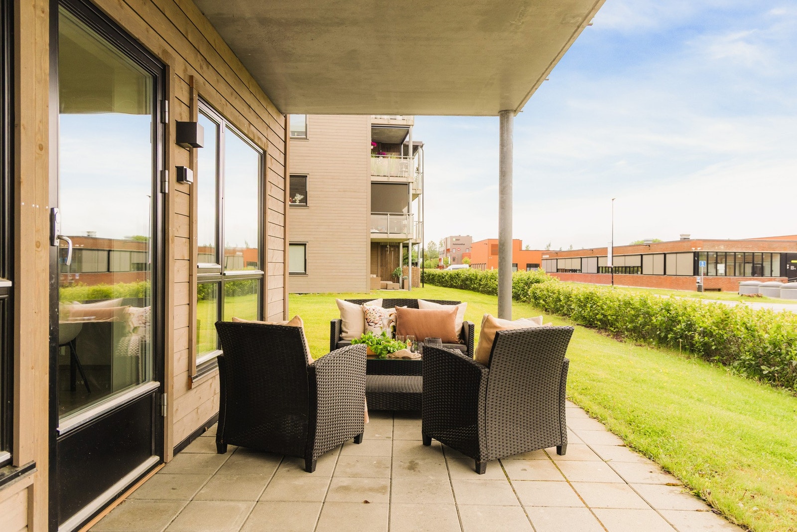 Fra stuen er det utgang til en romslig nordvestvendt platting på ca. 17 m². Galleribilde
