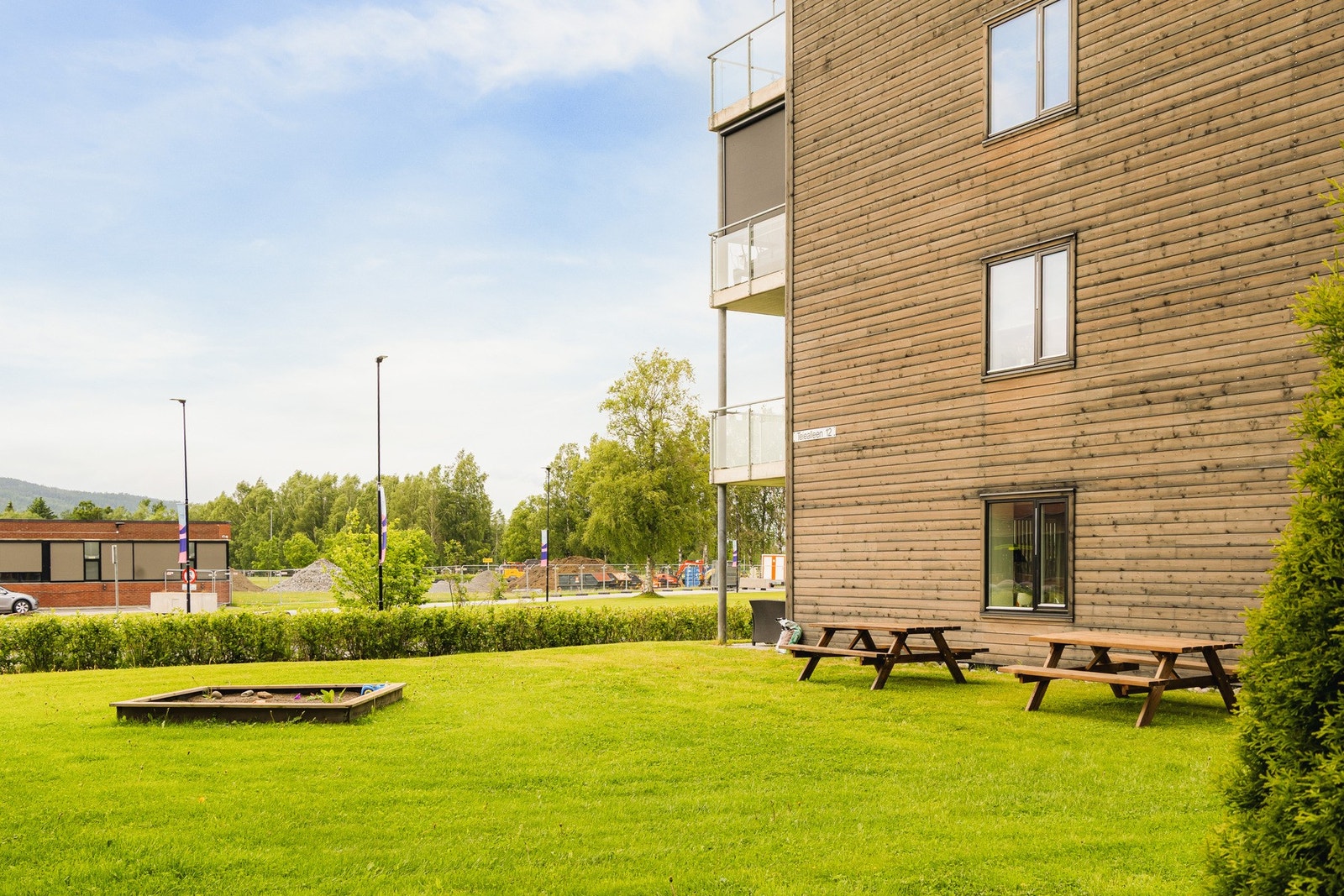 Fellesarealene er pent opparbeidet med asfalterte internveier, sykkelparkering, lekeplass, sittegrupper, plenarealer og variert beplantning som gir området et grønt og hyggelig preg. Galleribilde