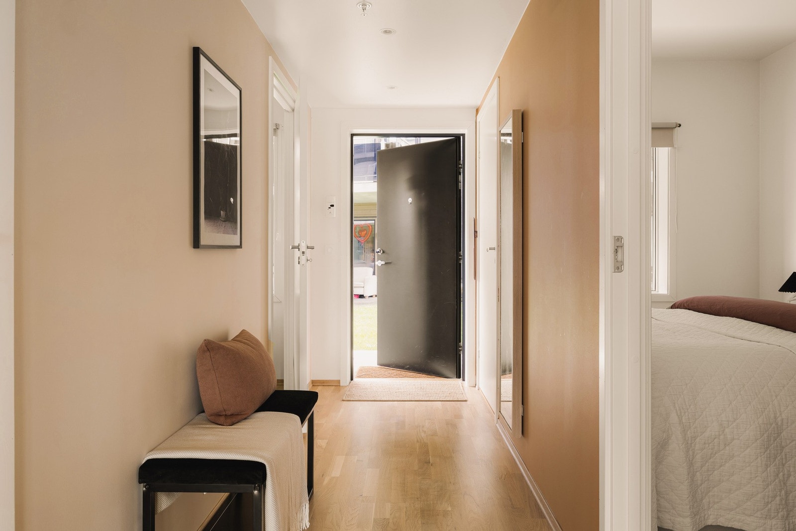 Her er det plass til å henge fra seg yttertøy og sette fra seg sko, samtidig som entréen har en praktisk utforming som gjør hverdagen enkel. Galleribilde