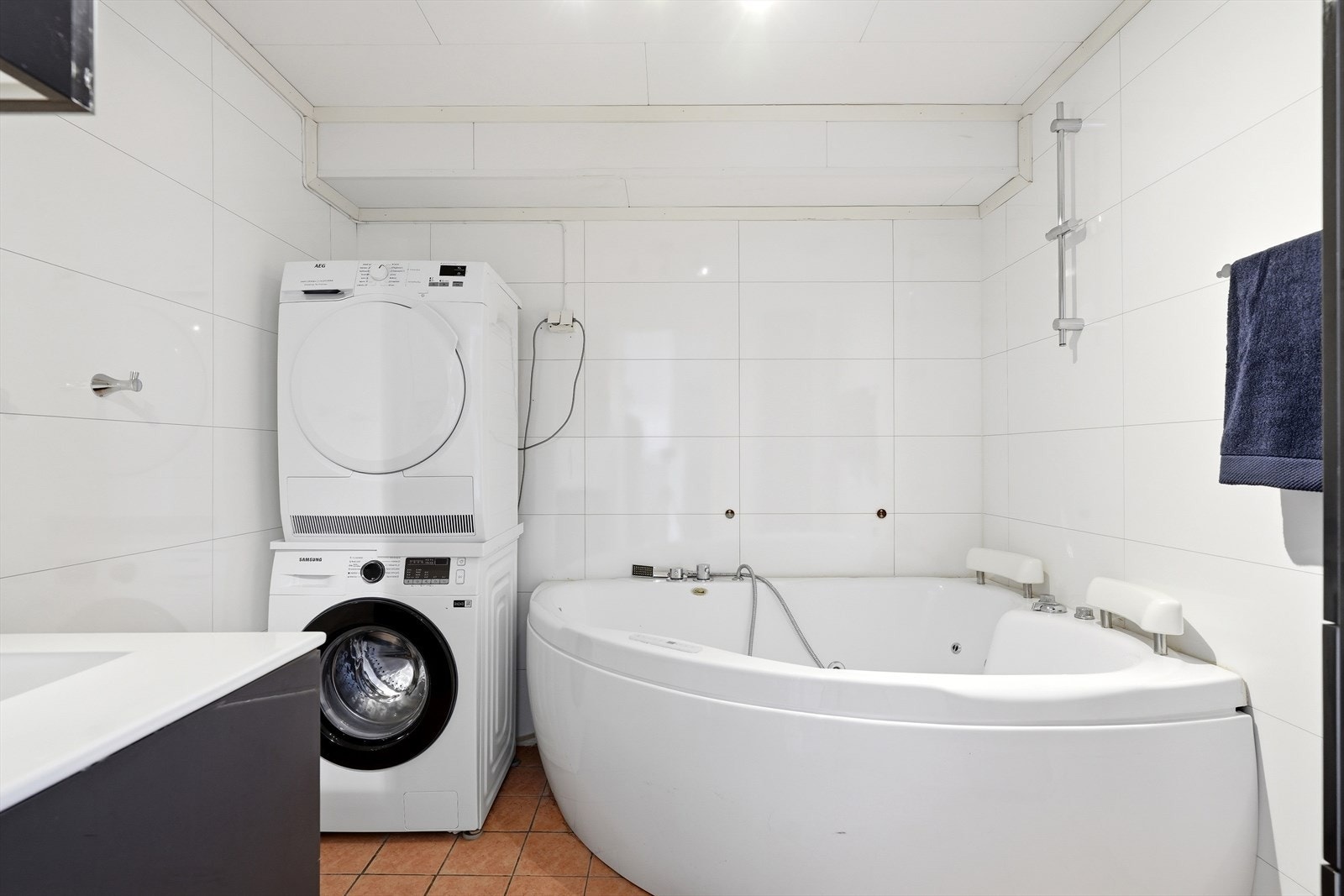 Badet i første etasje har gulvvarme, opplegg for vaskesøyle og et badekar med boblefunksjon. Galleribilde