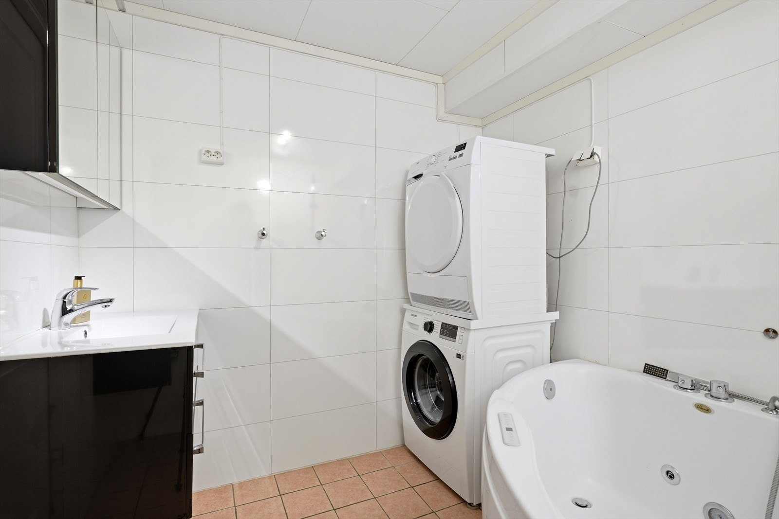 Badet ble overflateoppusset med nye veggplater og ny innredning for rundt ca. 10 år siden. Galleribilde