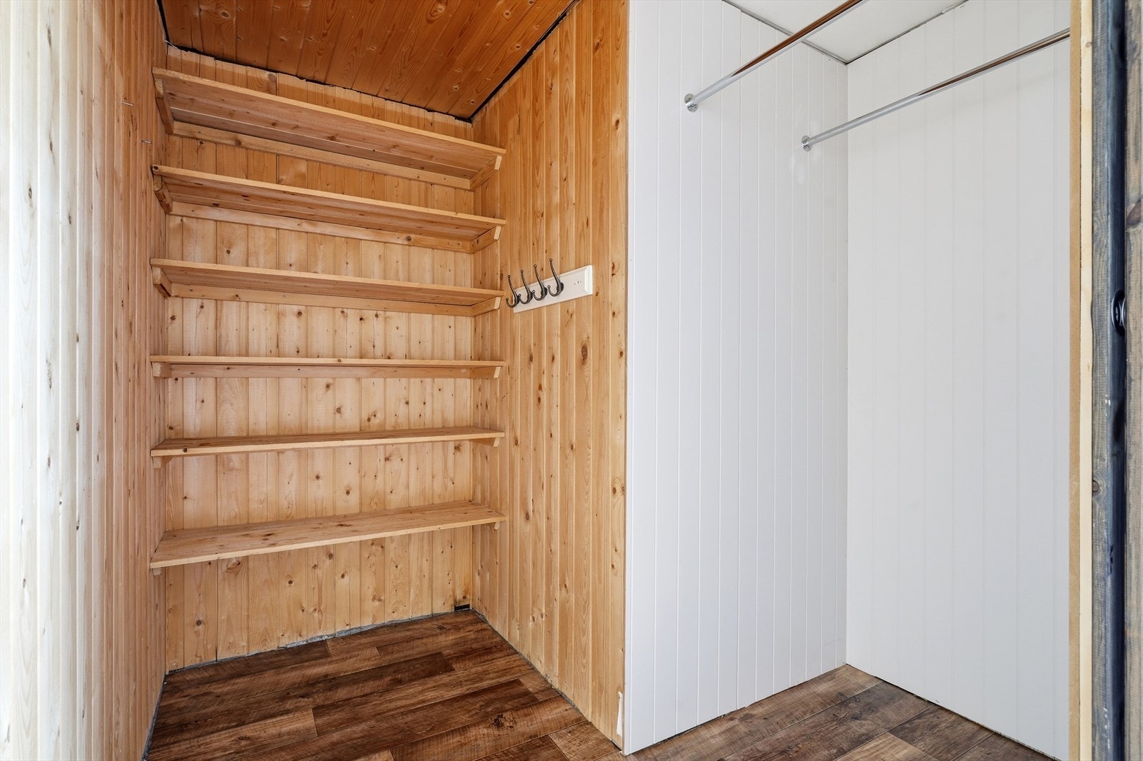 Umiddelbart fra gangen mot høyre, har man en ''walk-in garderobe med gode opphengsmuligheter for klær og skotøy. Galleribilde