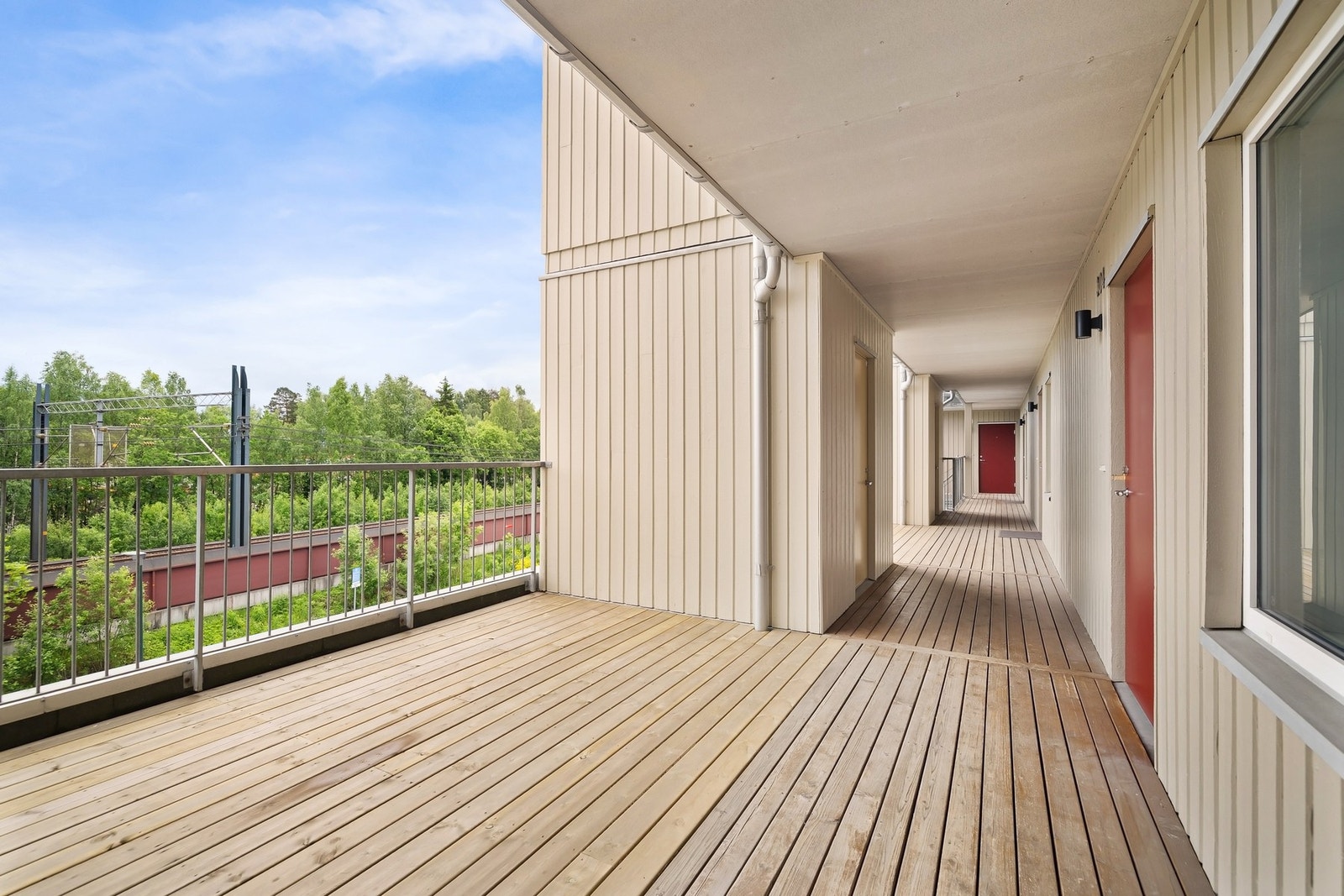 Ekstra uteplass ved inngangsparti, med lett tilgang til bod. Galleribilde