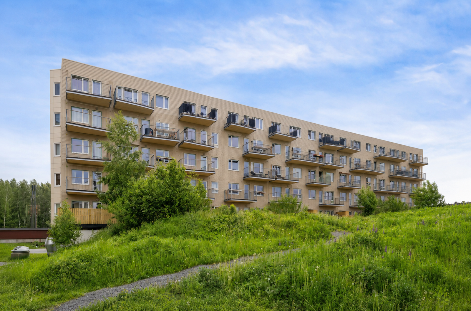 Blokken blir i disse dager malt opp, og framstår som en et flott og ivaretatt bygg. Galleribilde