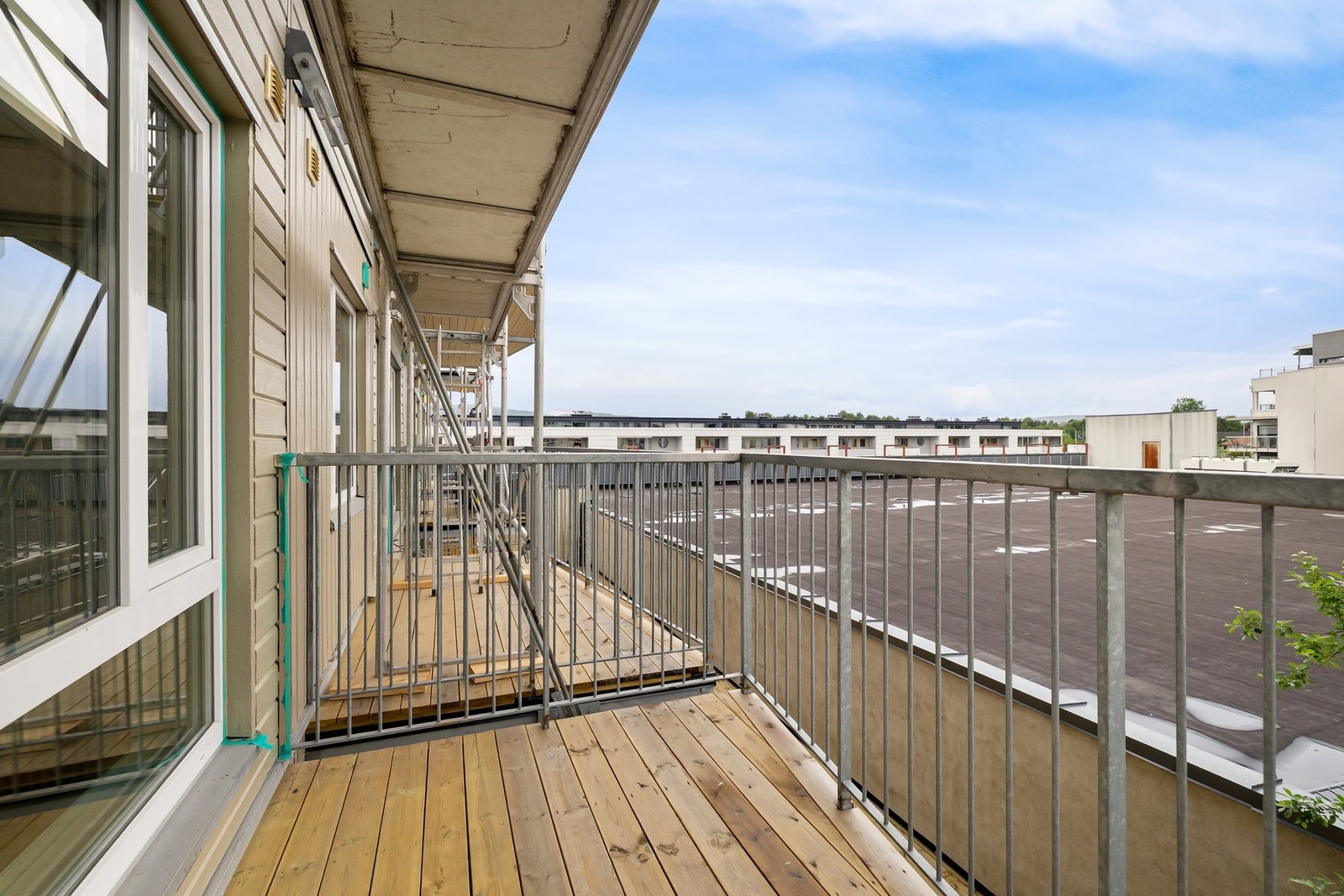 Balkong med god plass til sittegruppe og hyggelige sommerdager. Galleribilde
