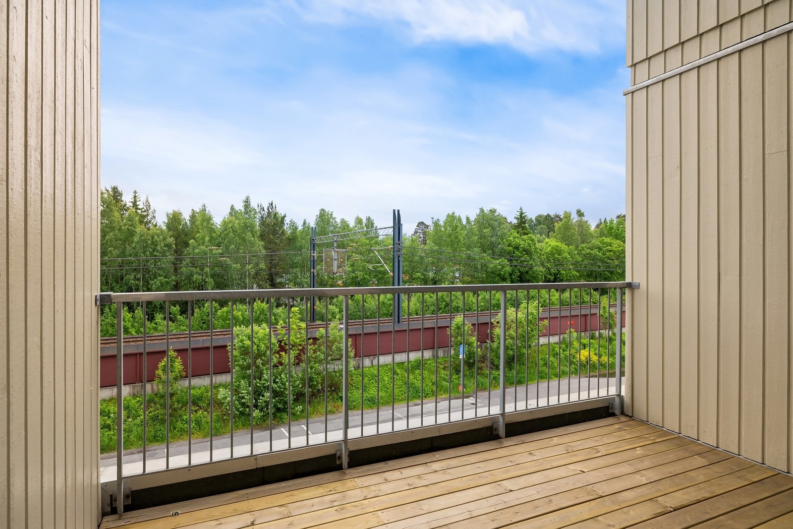 Hyggelig uteområde med utsyn mot grønne omgivelser og bebyggelsen i nærområdet. Galleribilde