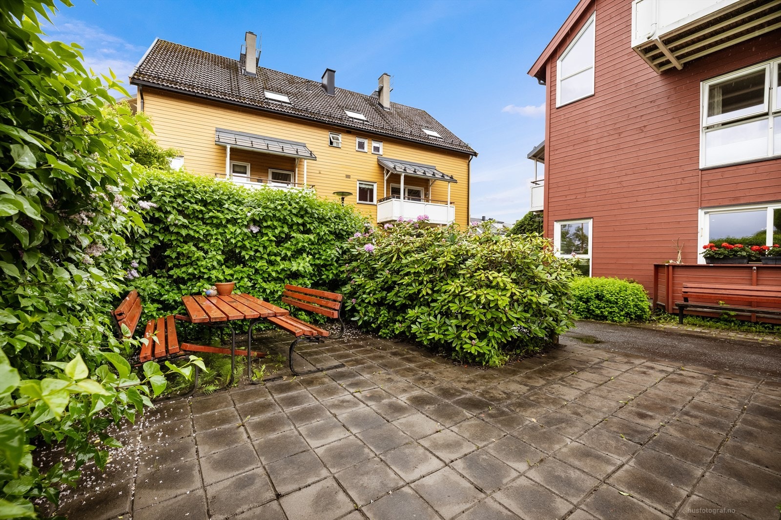 Felles uteplasser med sittegrupper tilgjengelig for beboerne. Galleribilde